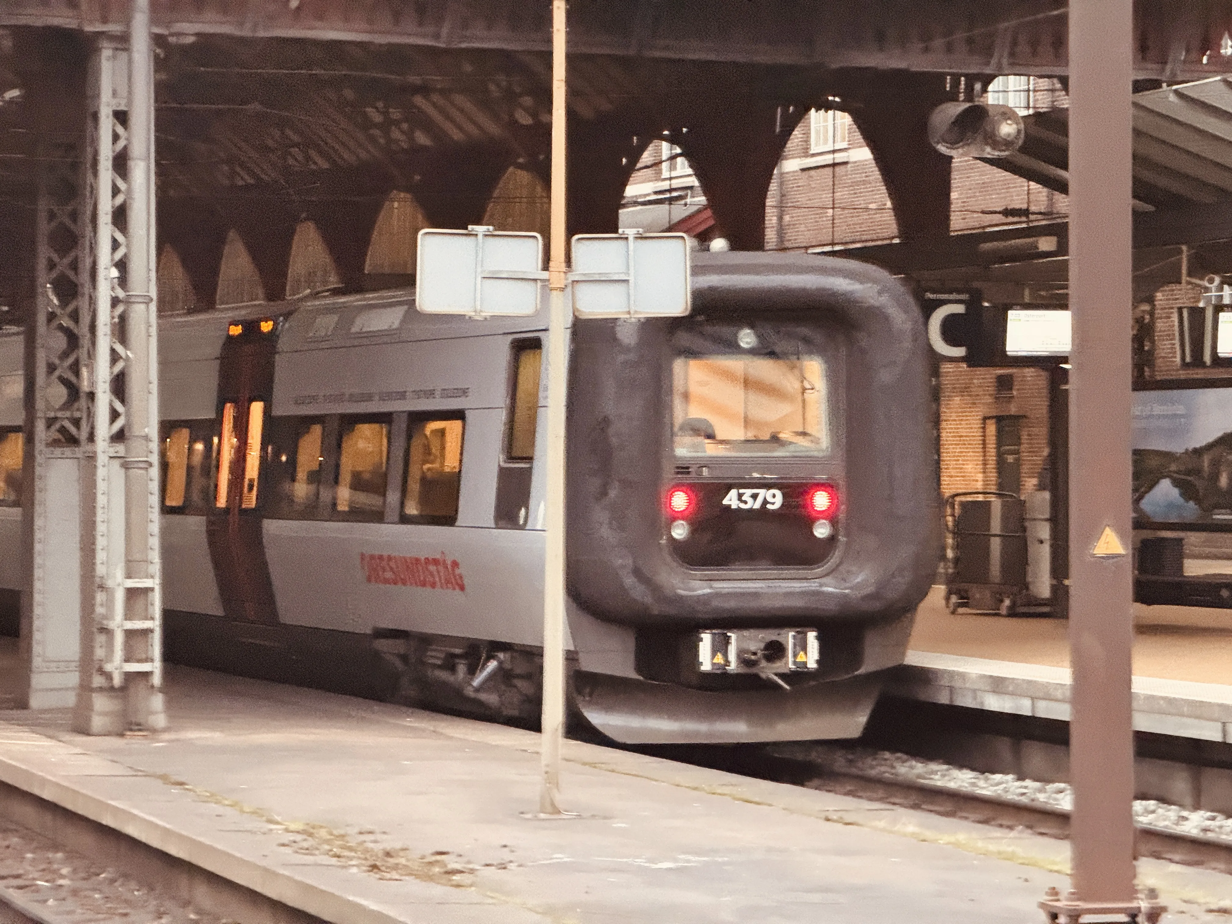 Billede af DSB ET 4379 fotograferet ud for København Hovedbanegård.