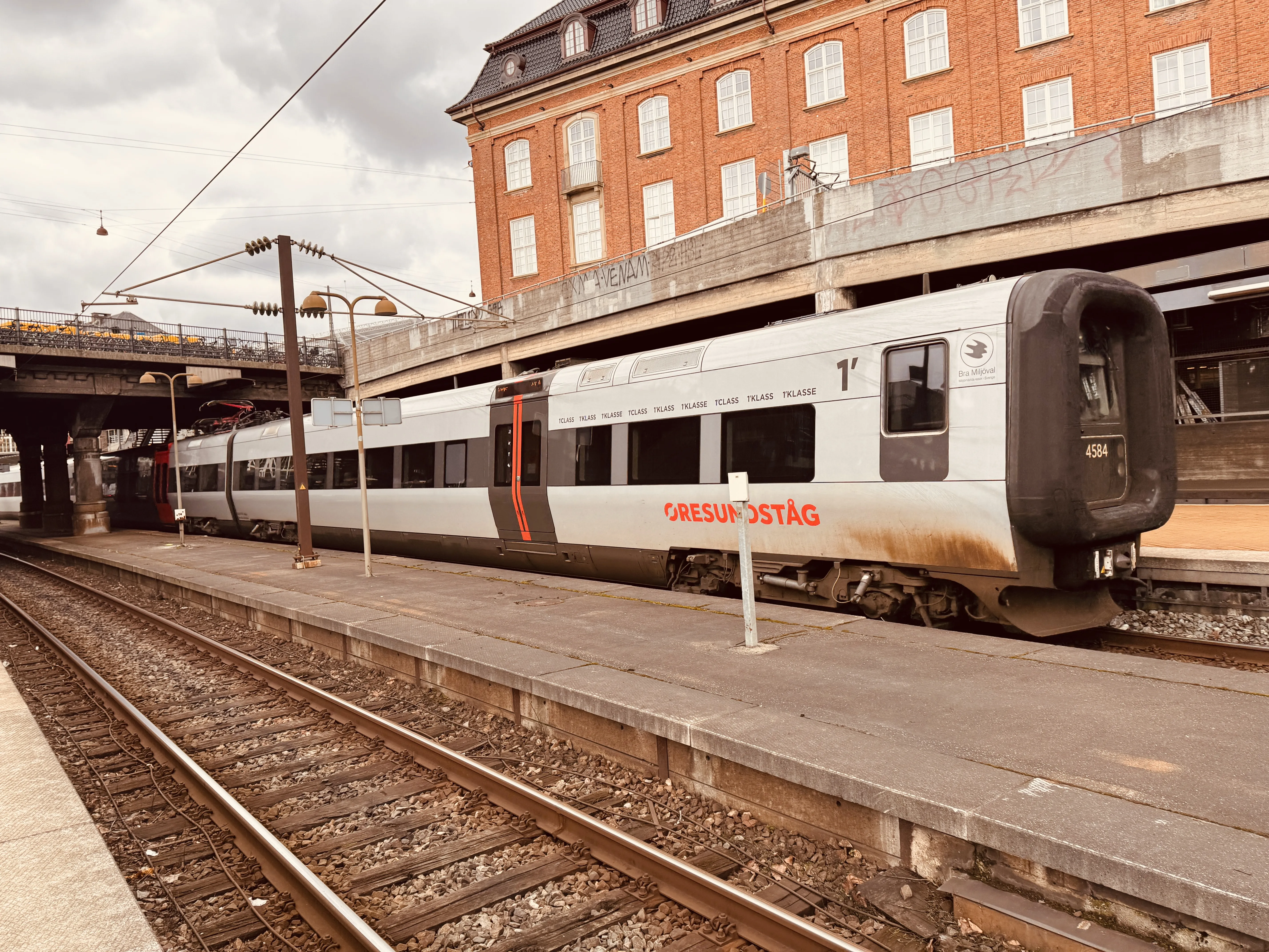 Billede af DSB ET 4384 fotograferet ud for København Hovedbanegård.