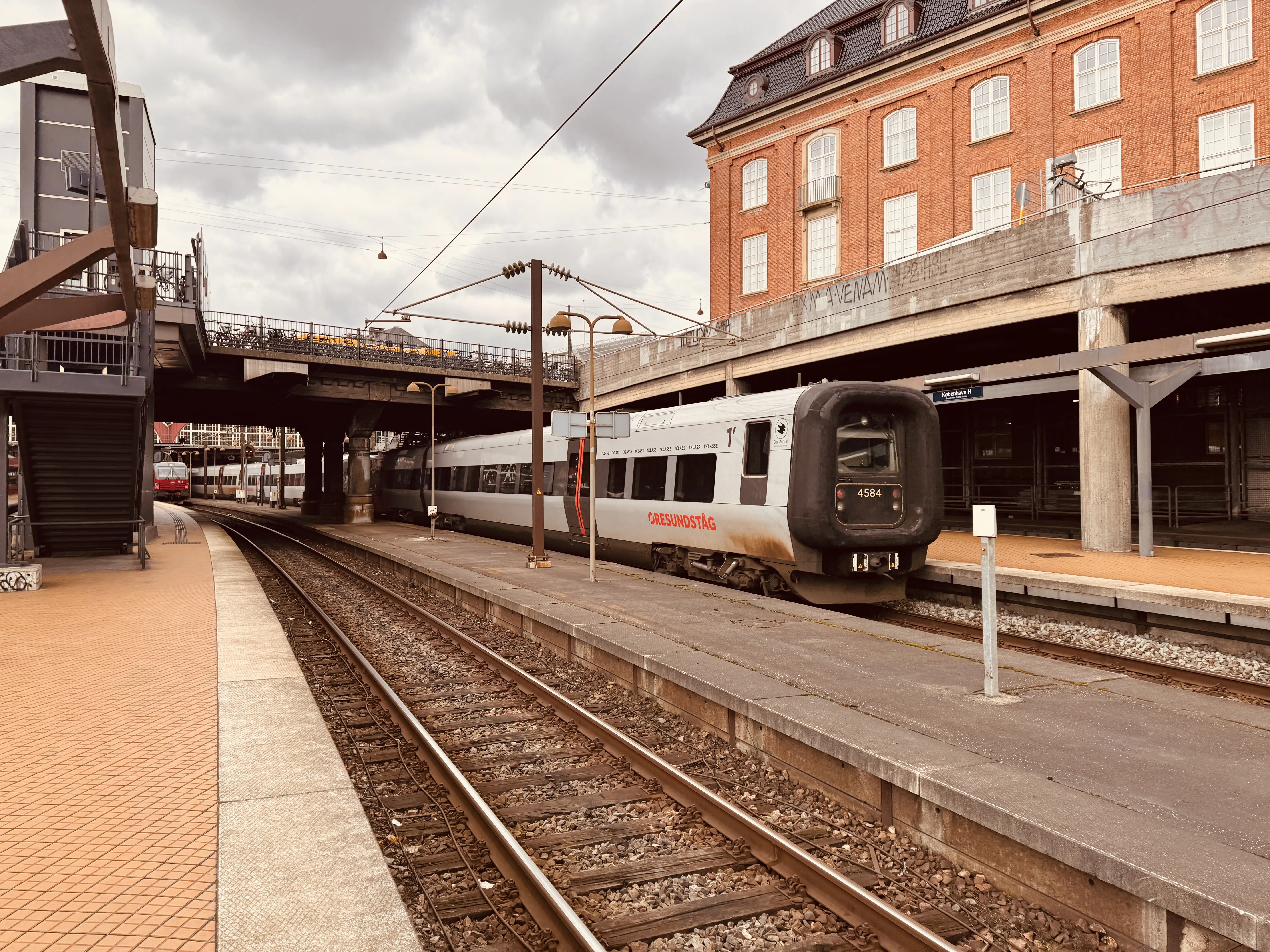 Billede af DSB ET 4384 fotograferet ud for København Hovedbanegård.