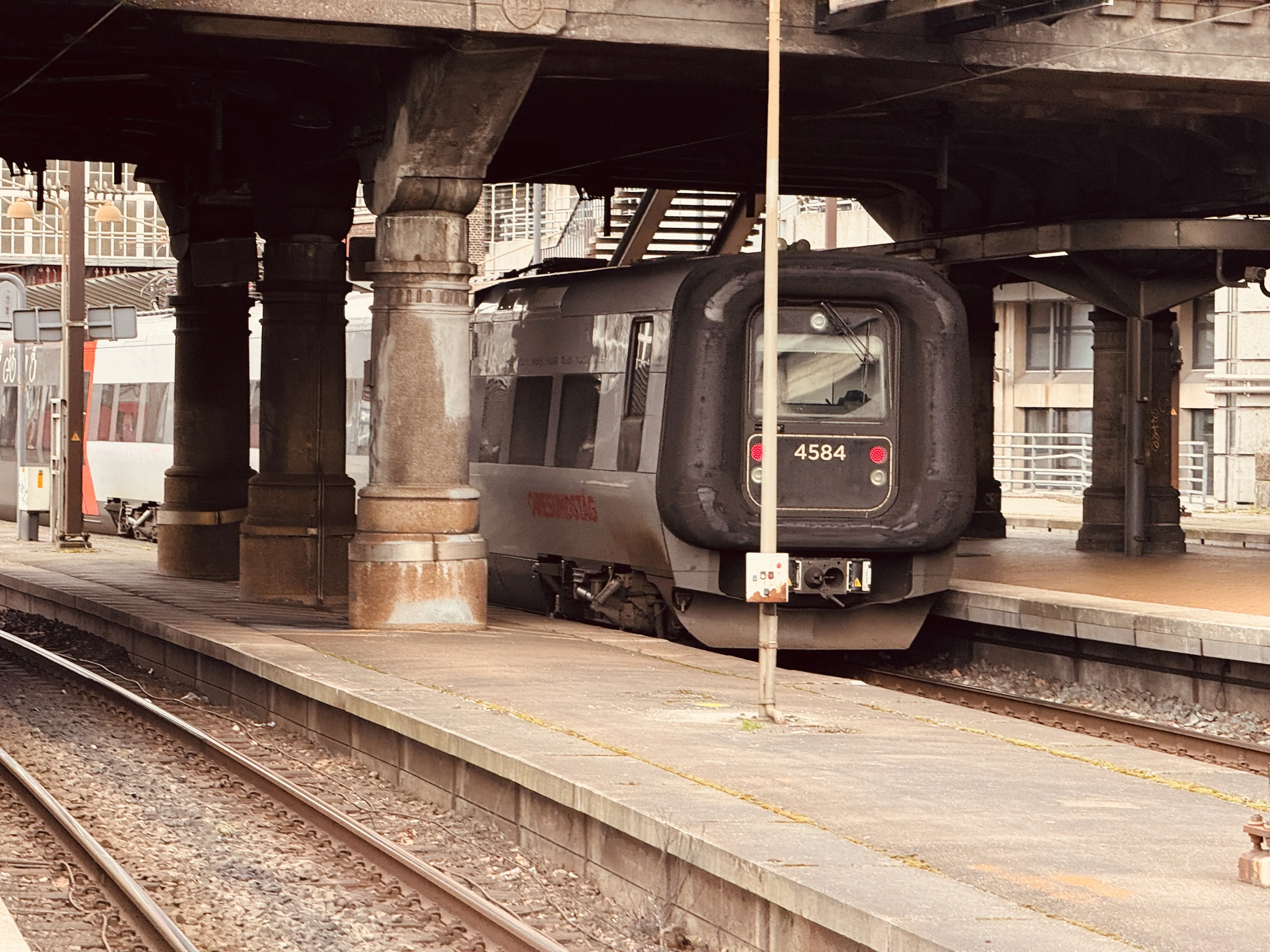 Billede af DSB ET 4384 fotograferet ud for København Hovedbanegård.