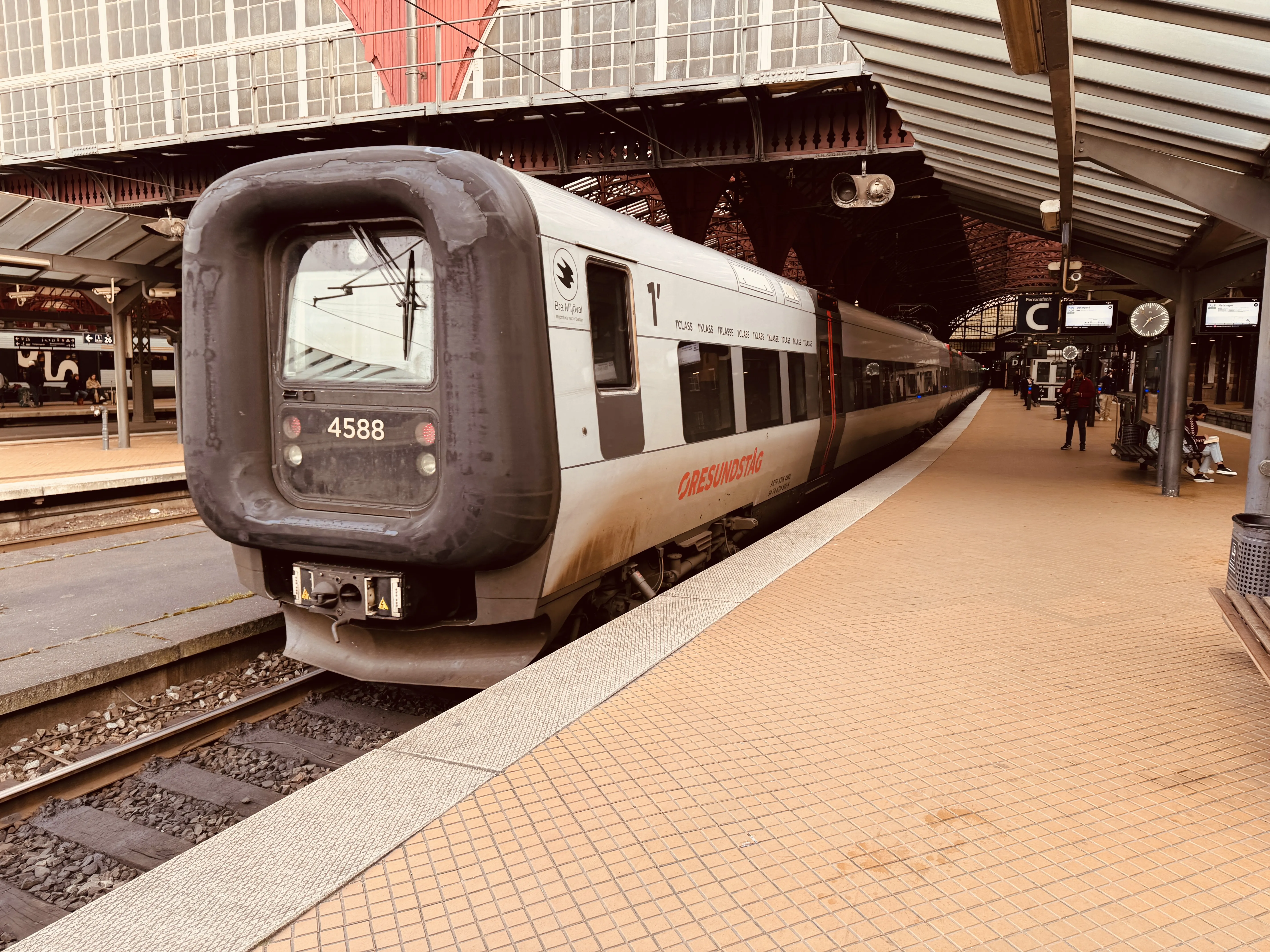 Billede af DSB ET 4388 fotograferet ud for København Hovedbanegård.