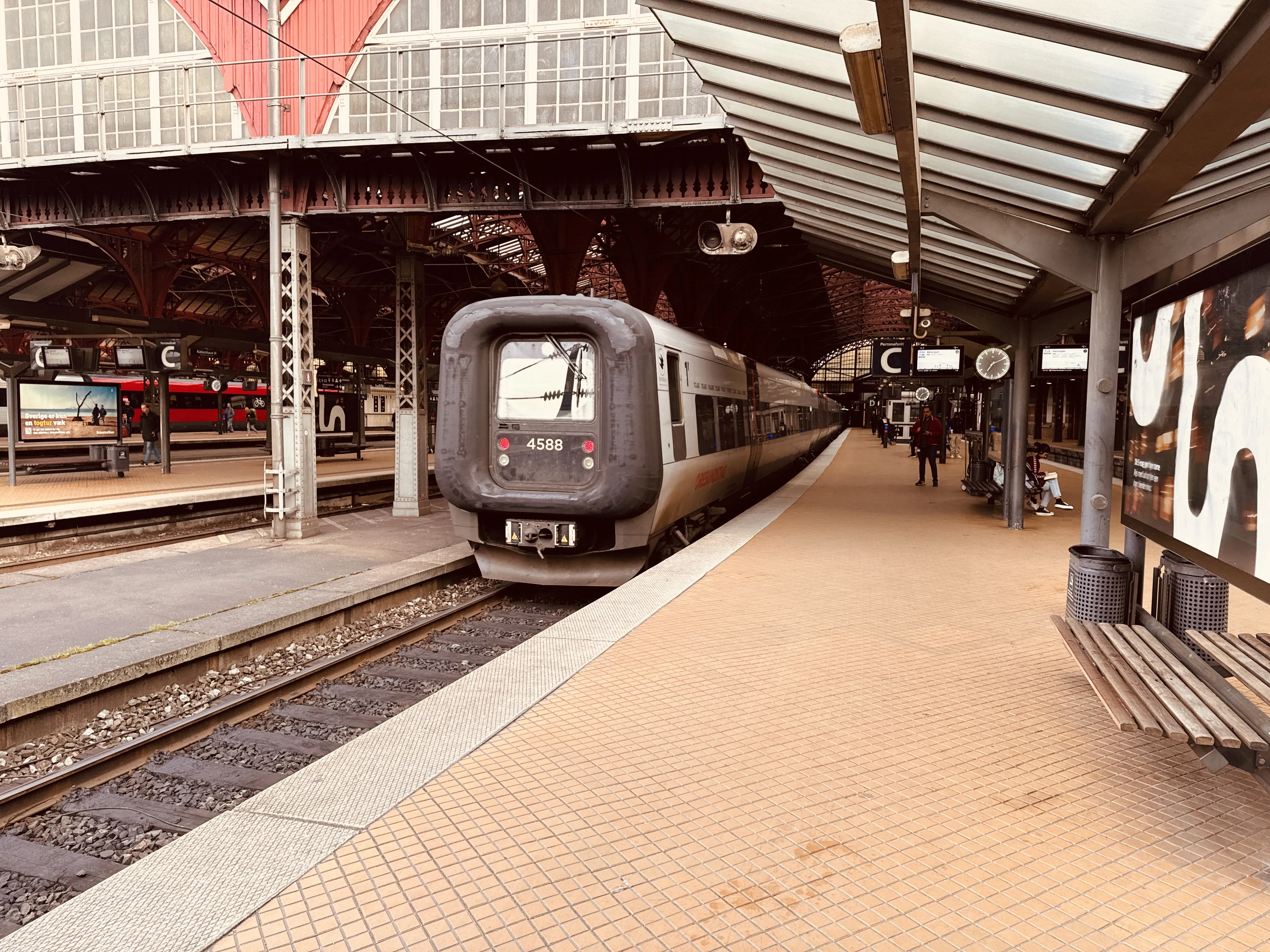 Billede af DSB ET 4388 fotograferet ud for København Hovedbanegård.