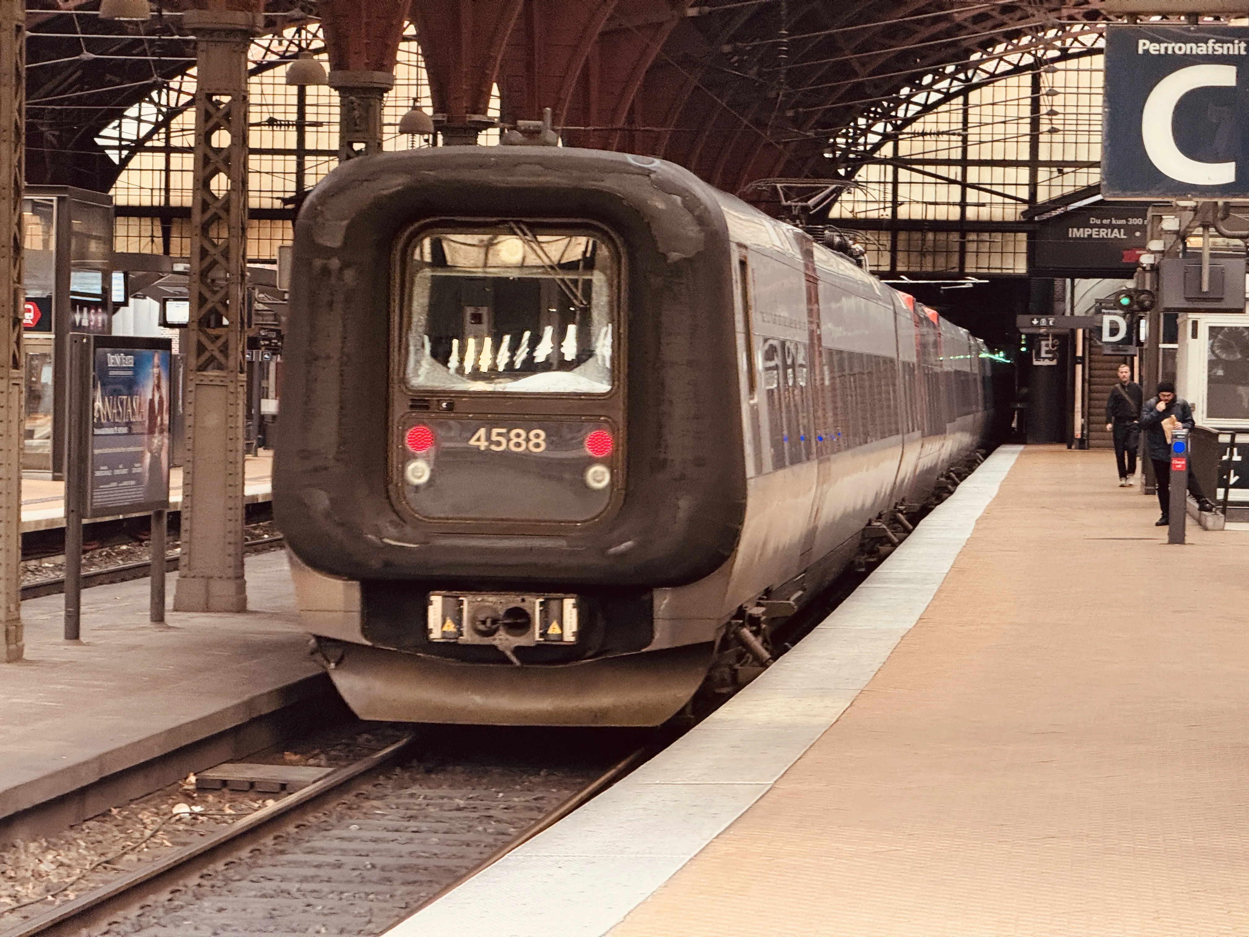 Billede af DSB ET 4388 fotograferet ud for København Hovedbanegård.