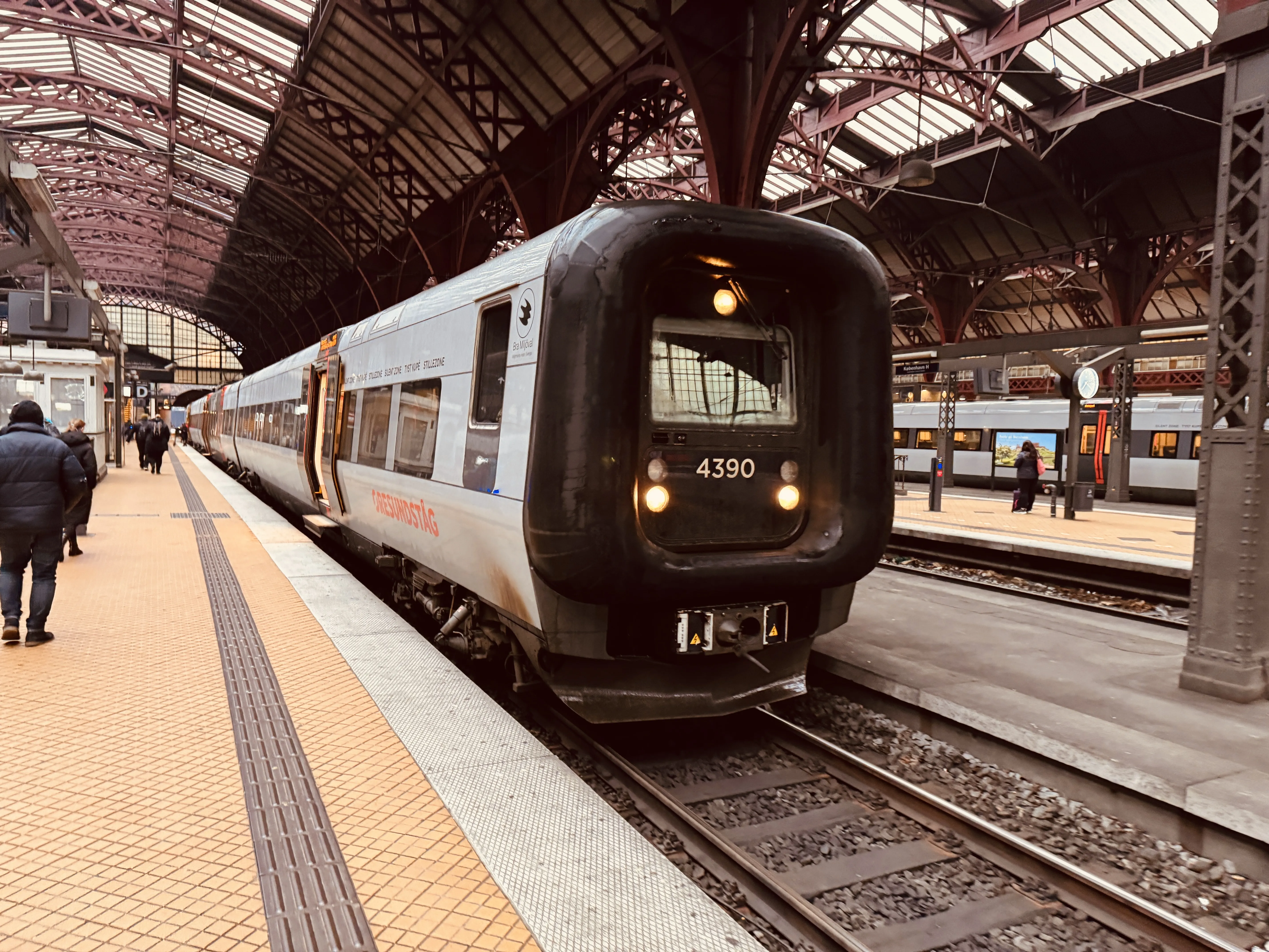 Billede af DSB ET 4390 fotograferet ud for København Hovedbanegård.