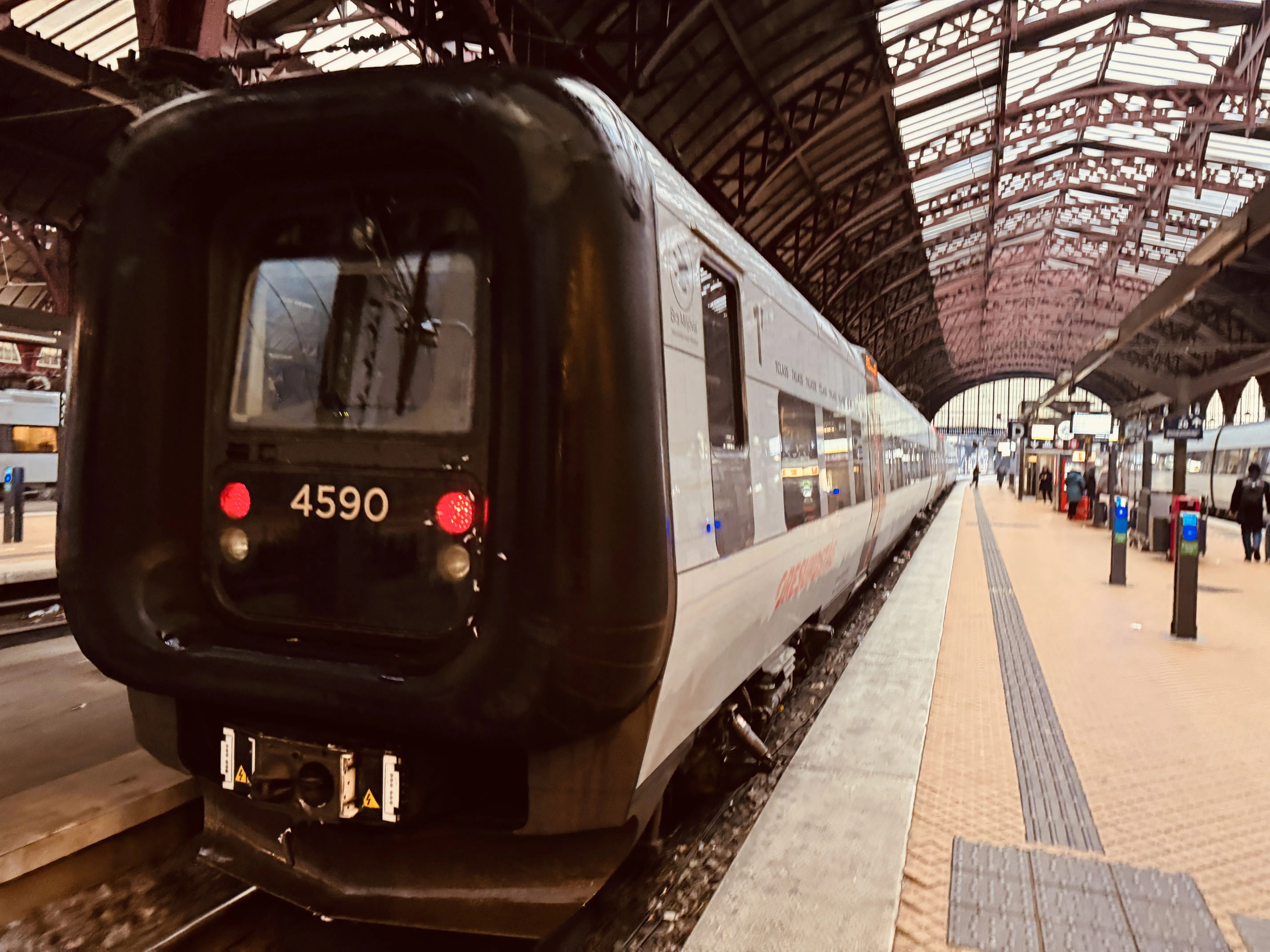 Billede af DSB ET 4390 fotograferet ud for København Hovedbanegård.