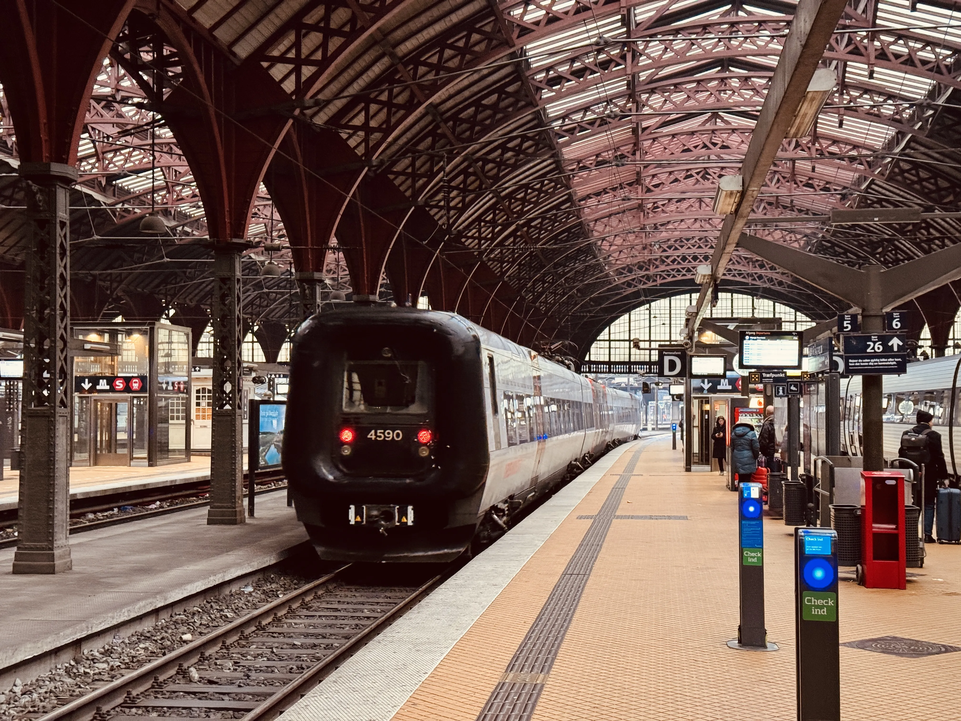 Billede af DSB ET 4390 fotograferet ud for København Hovedbanegård.