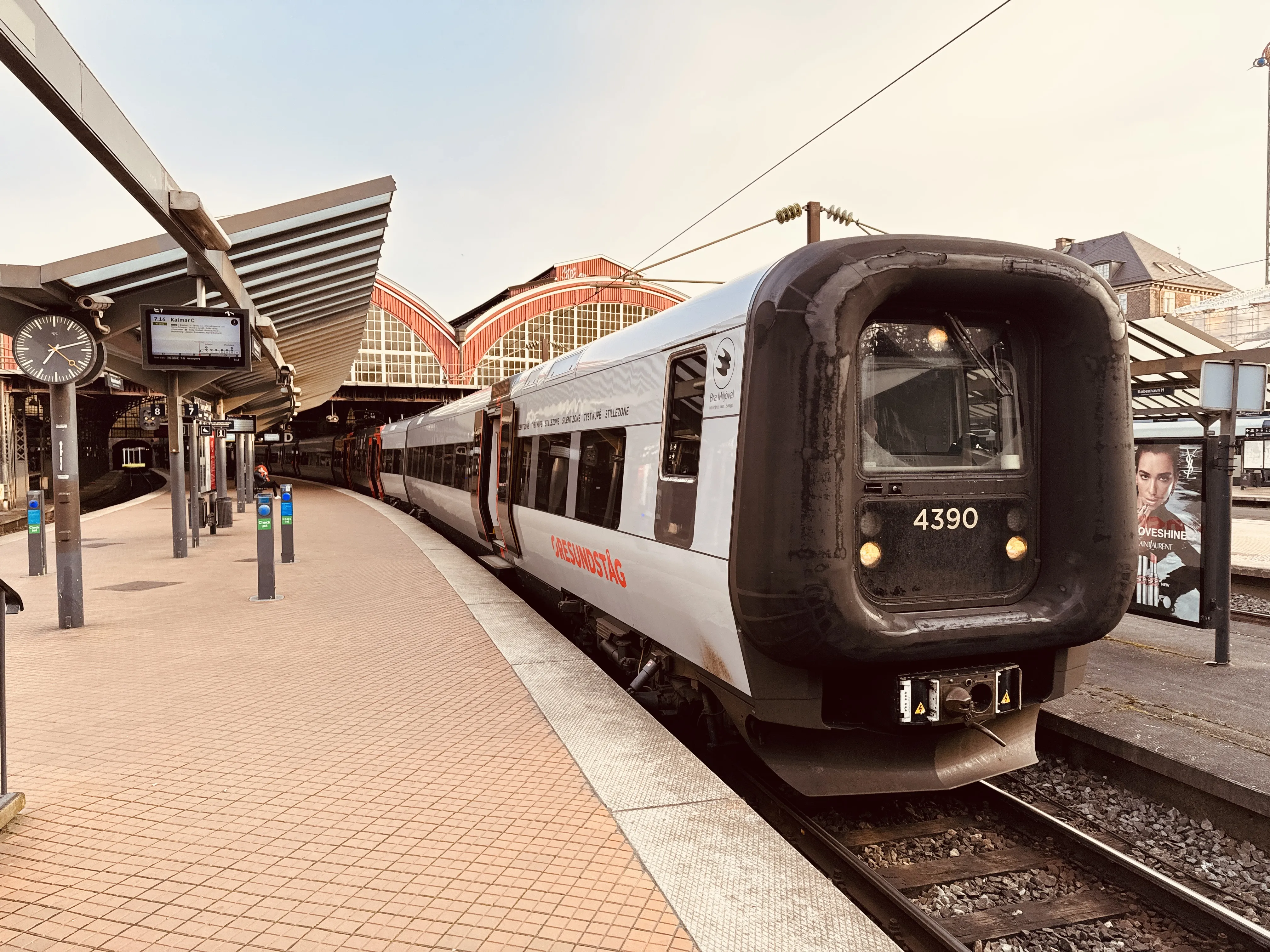 Billede af DSB ET 4390 fotograferet ud for København Hovedbanegård.