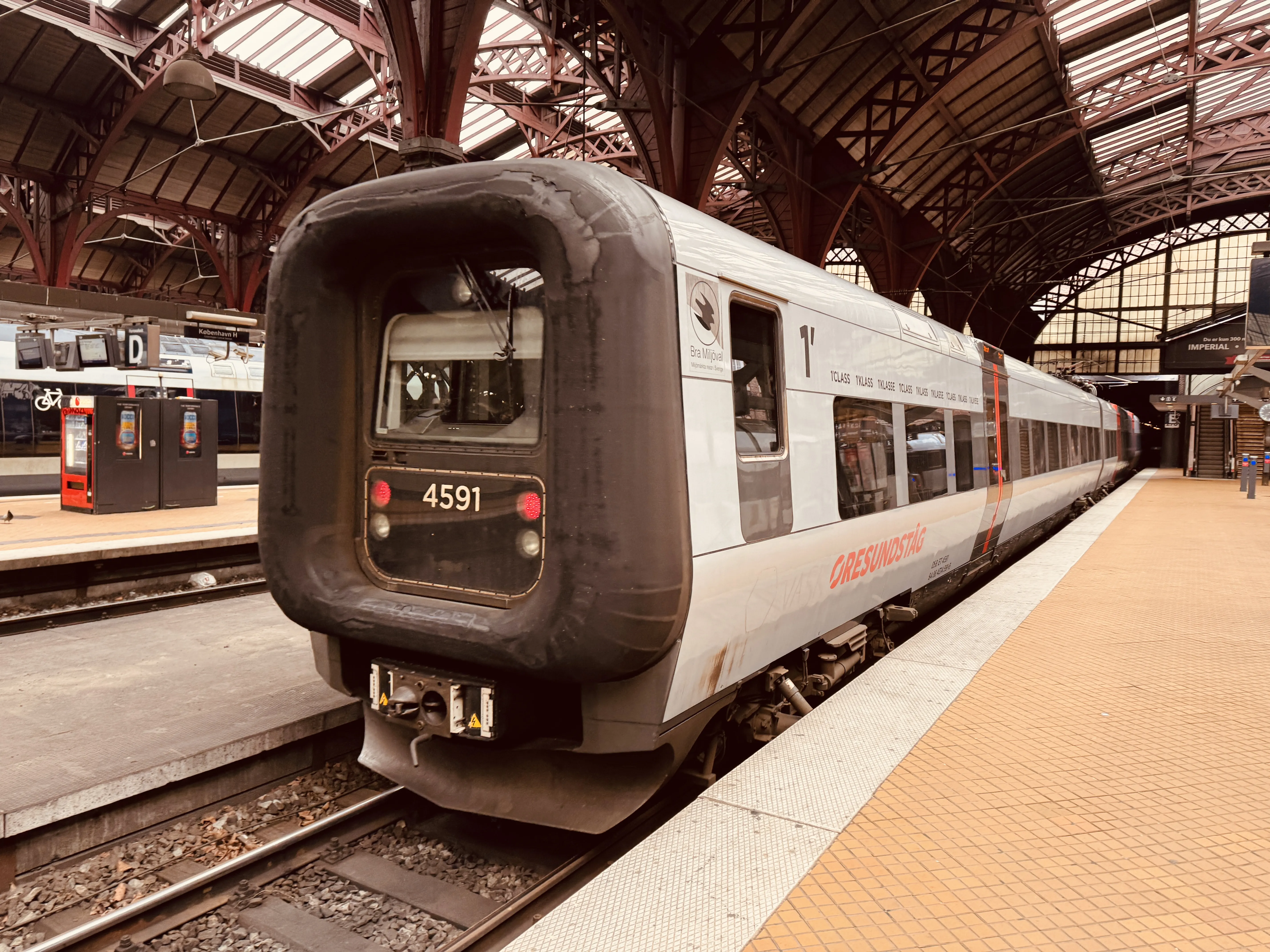 Billede af DSB ET 4391 fotograferet ud for København Hovedbanegård.