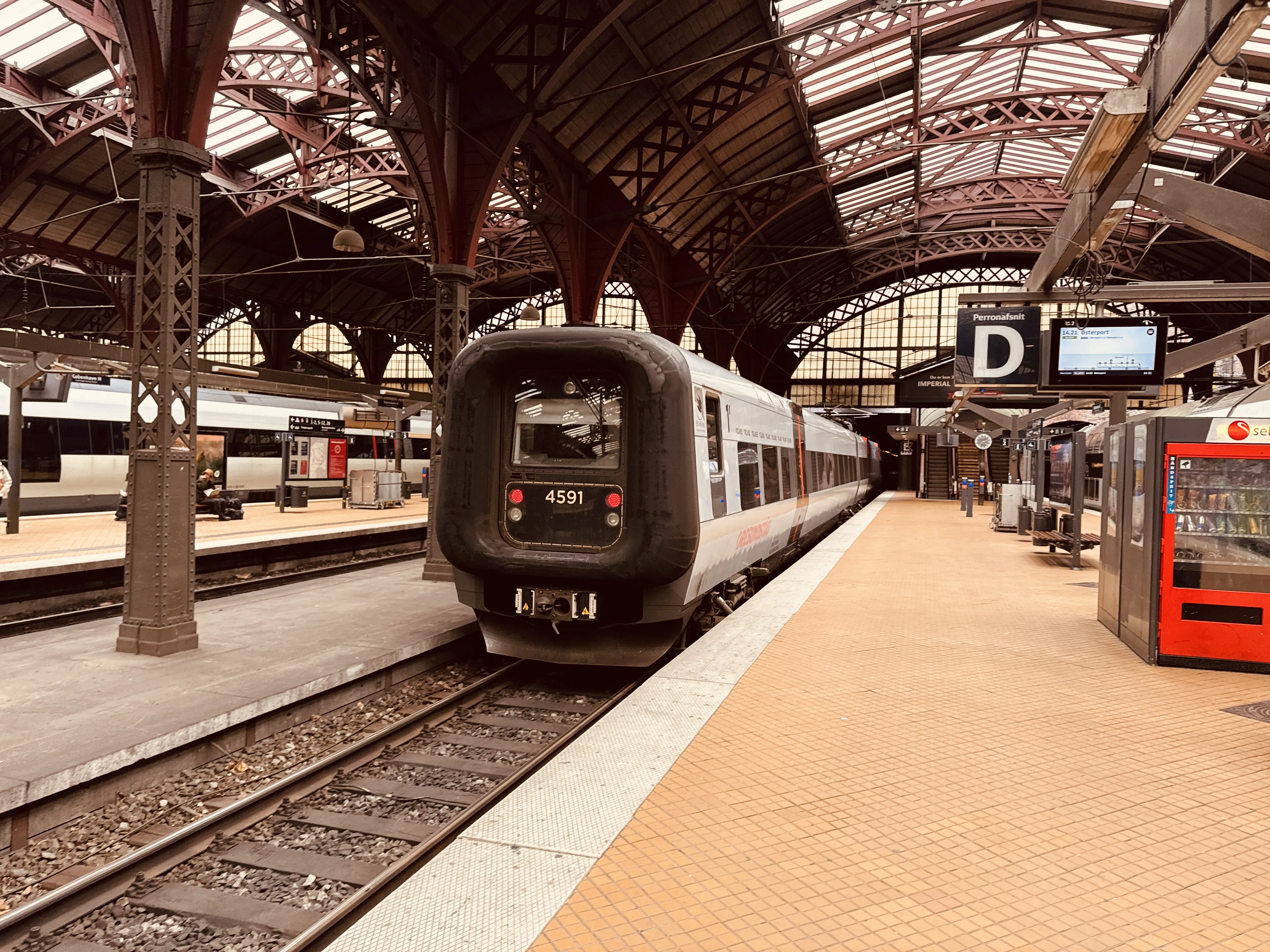 Billede af DSB ET 4391 fotograferet ud for København Hovedbanegård.