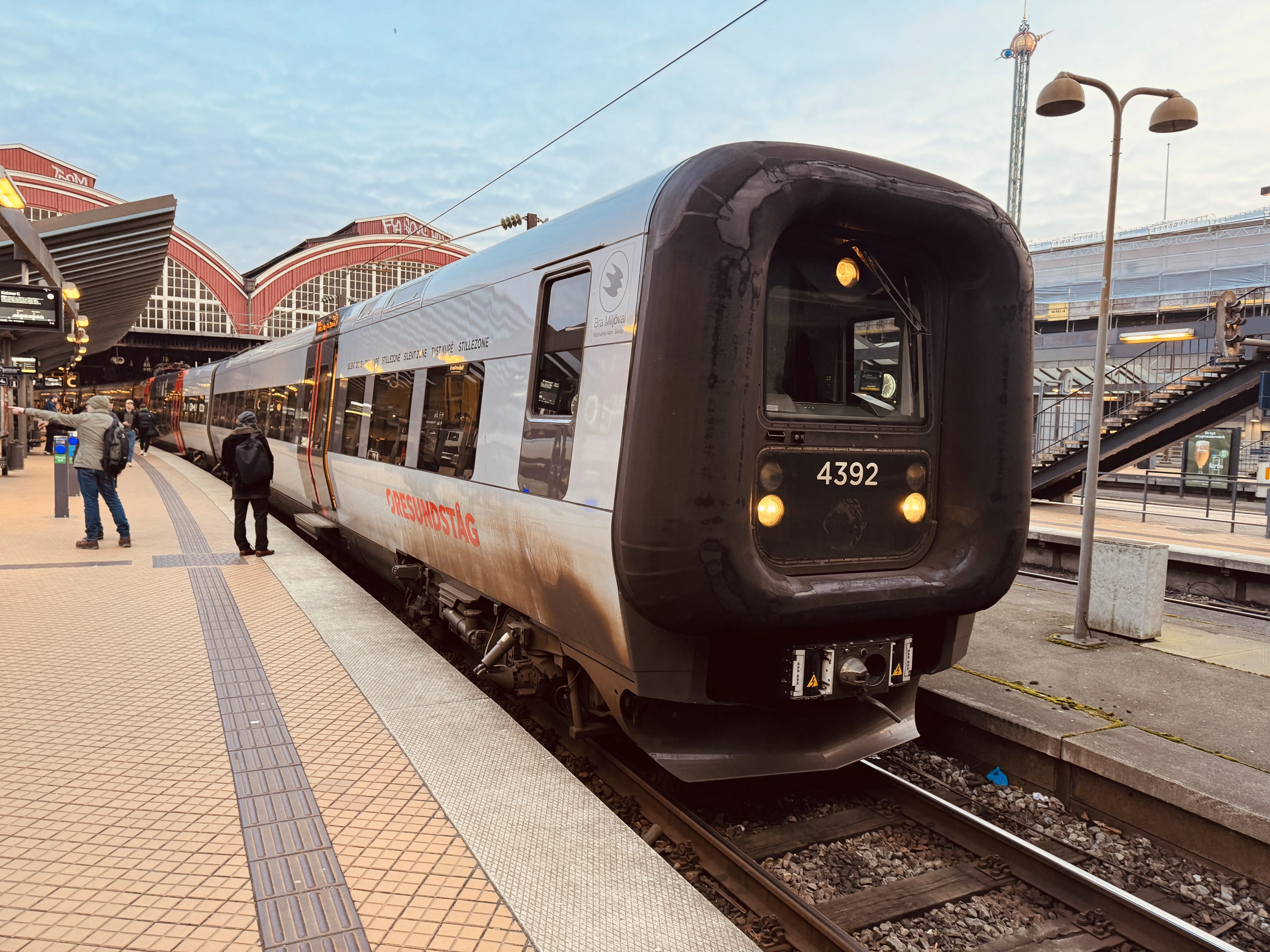 Billede af DSB ET 4392 fotograferet ud for København Hovedbanegård.