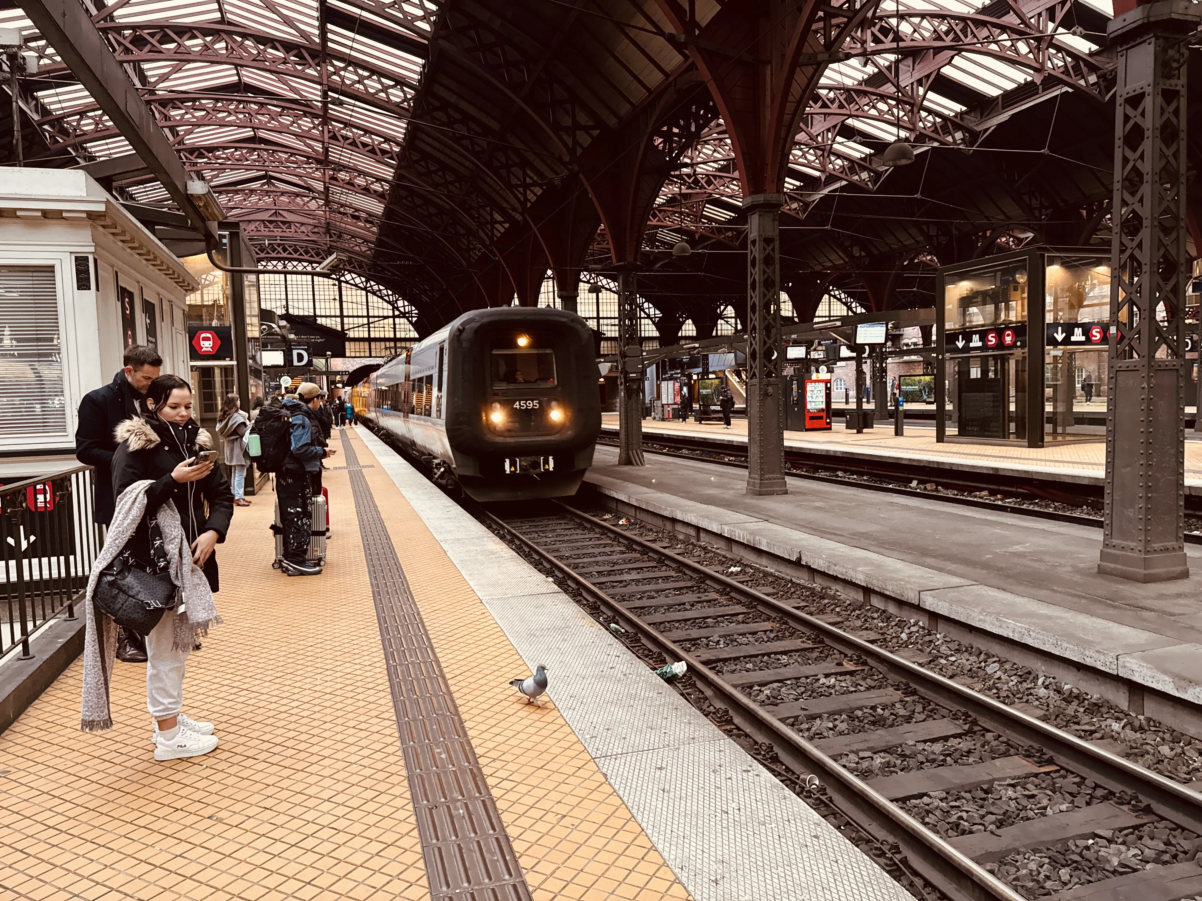 Billede af DSB ET 4395 fotograferet ud for København Hovedbanegård.