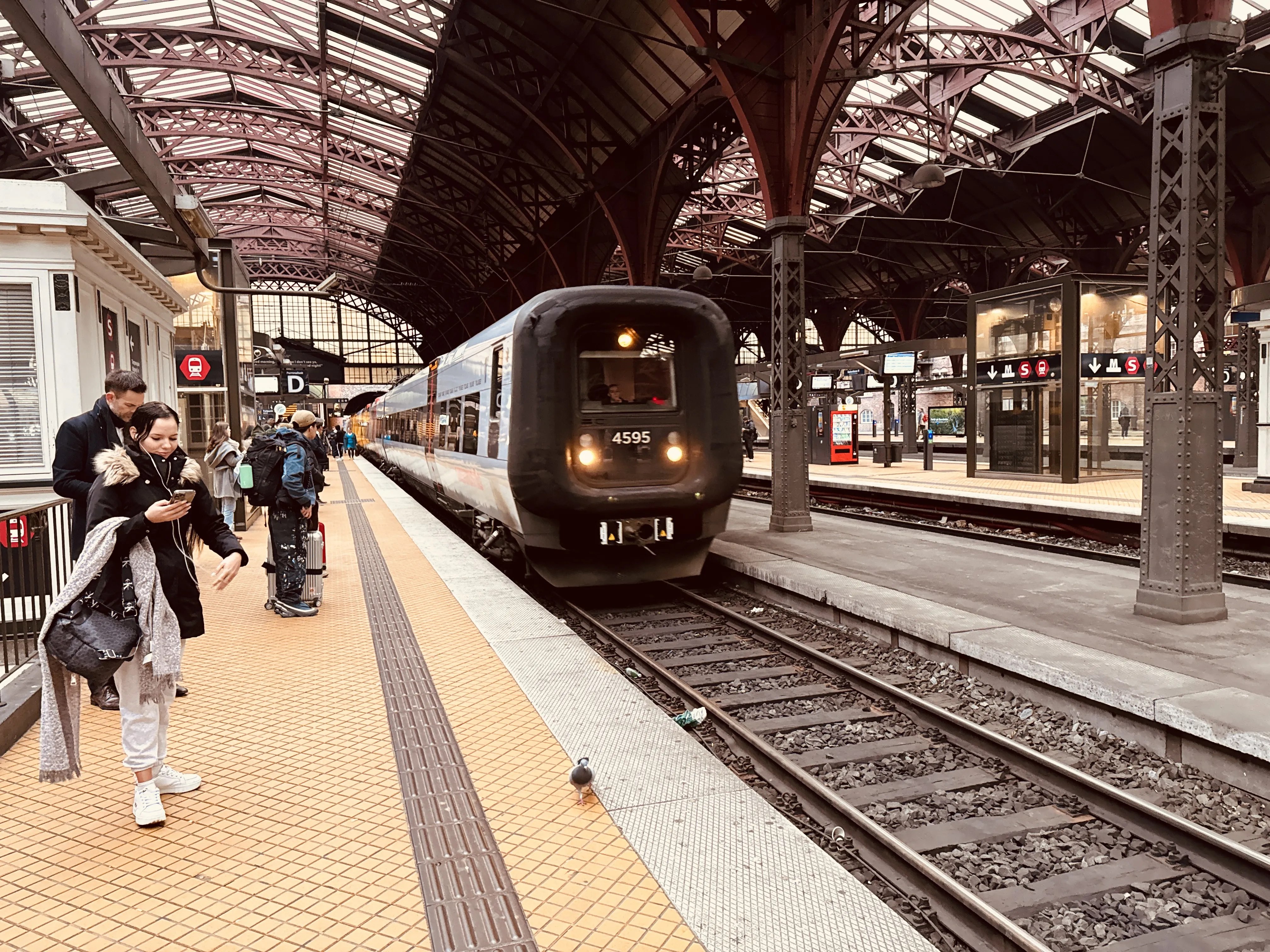 Billede af DSB ET 4395 fotograferet ud for København Hovedbanegård.