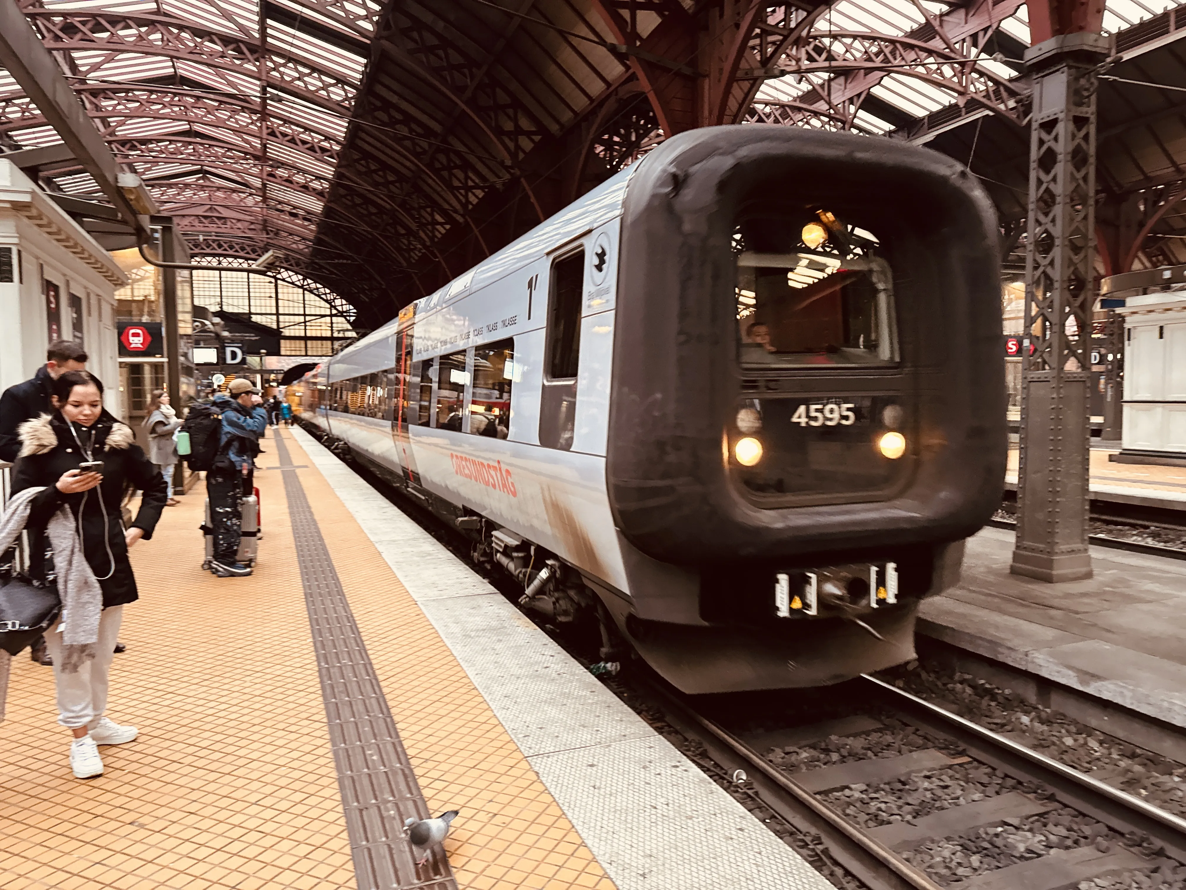 Billede af DSB ET 4395 fotograferet ud for København Hovedbanegård.