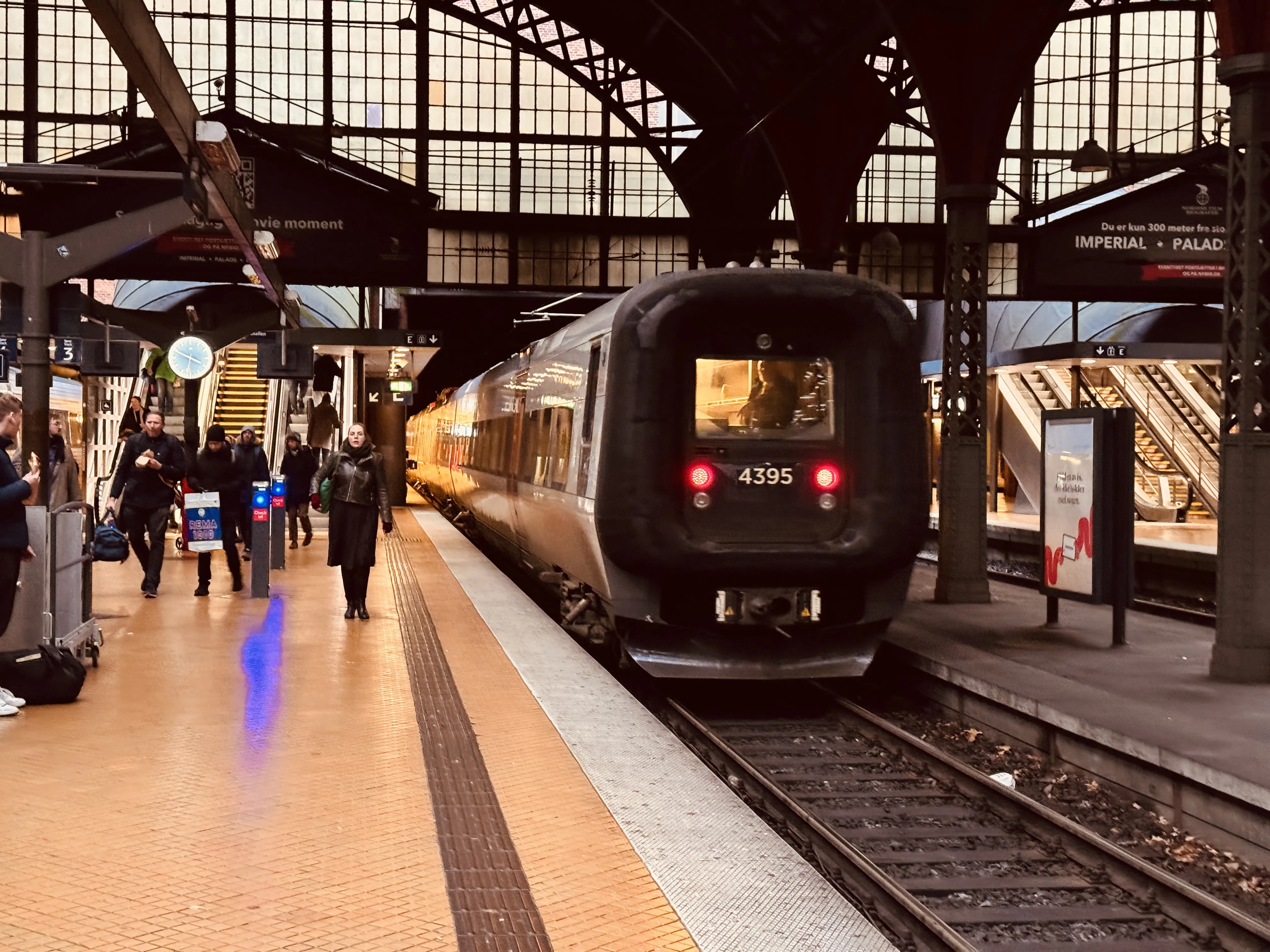 Billede af DSB ET 4395 fotograferet ud for København Hovedbanegård.