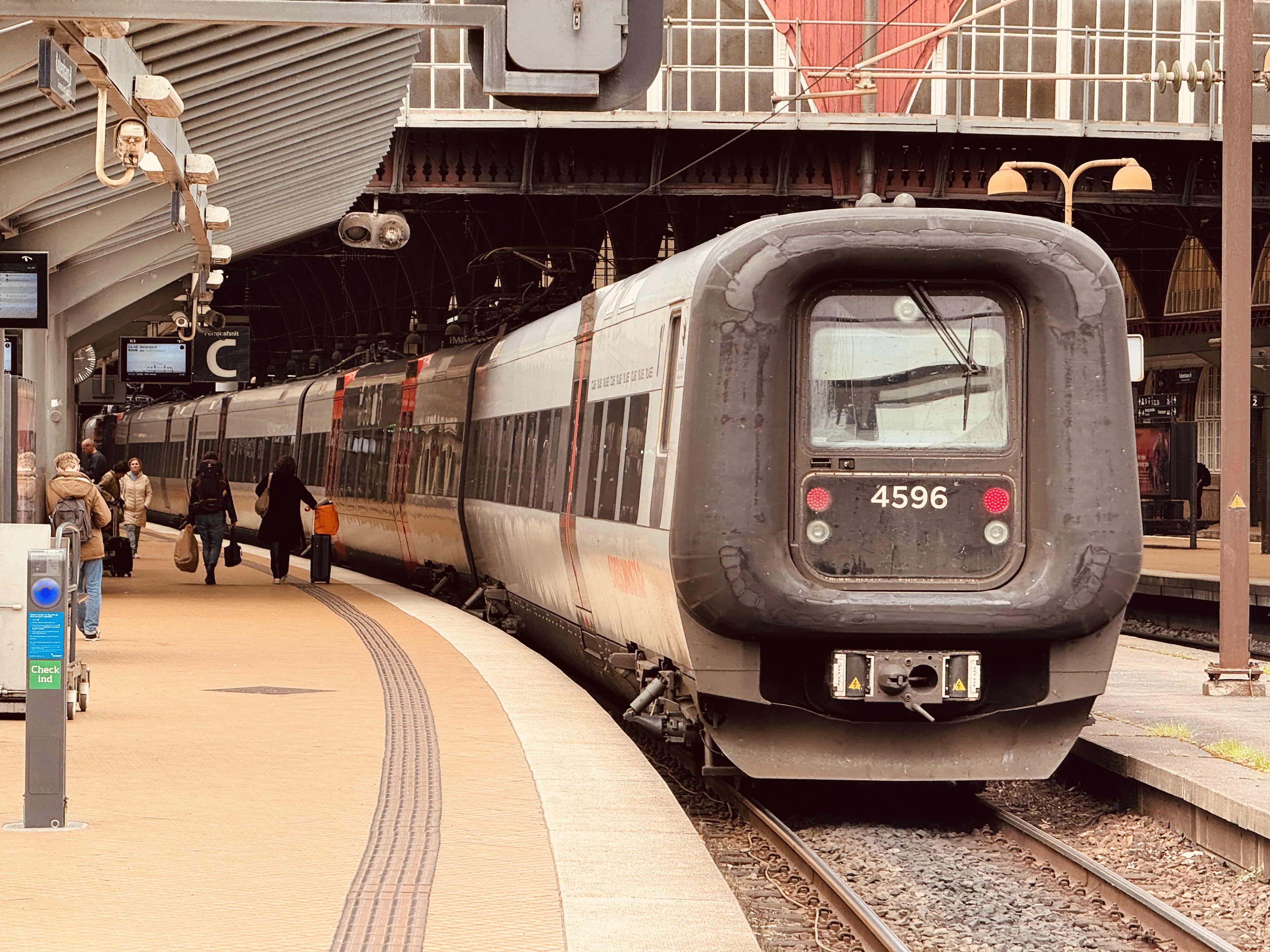 Billede af DSB ET 4396 fotograferet ud for København Hovedbanegård.