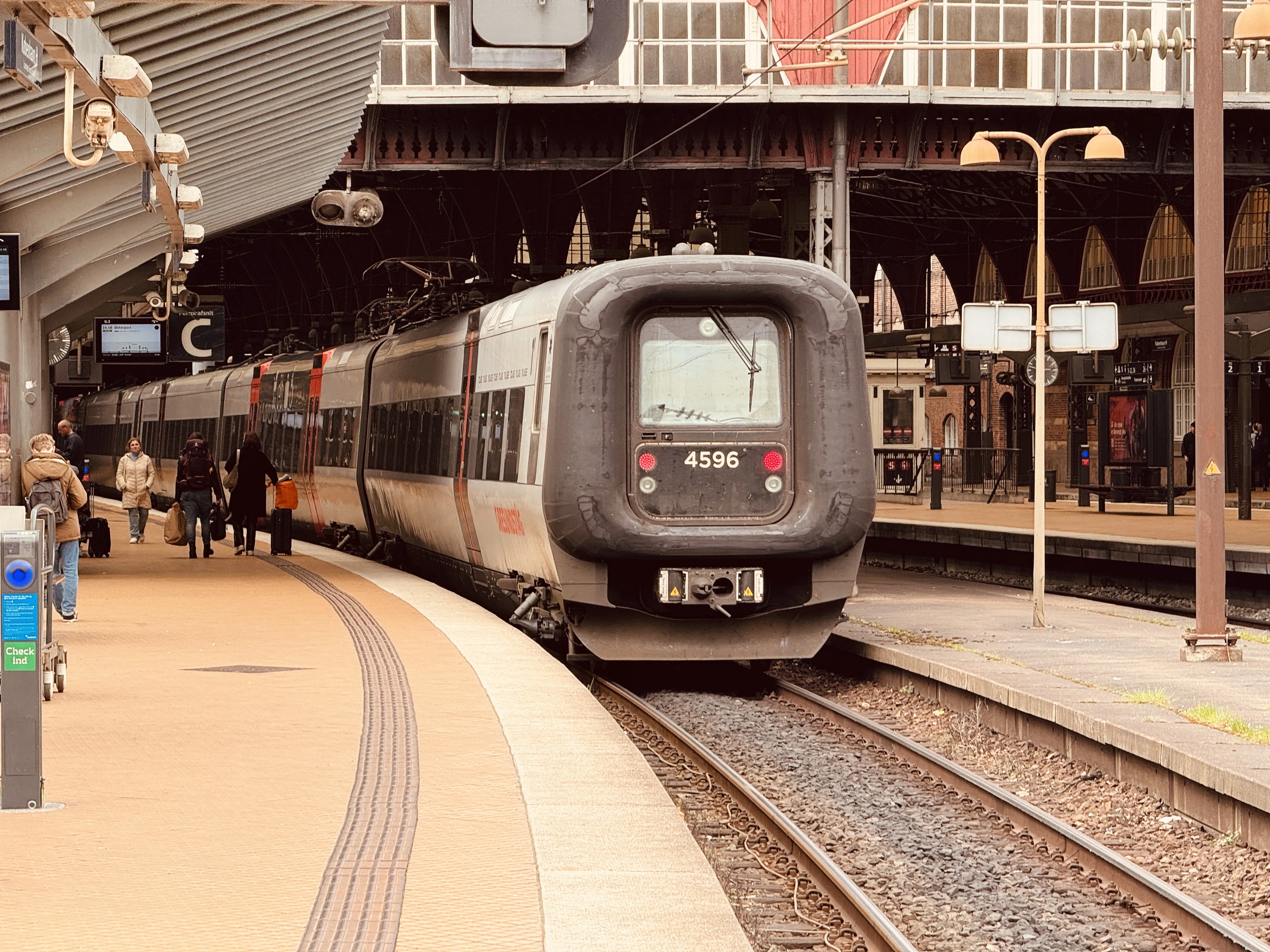 Billede af DSB ET 4396 fotograferet ud for København Hovedbanegård.