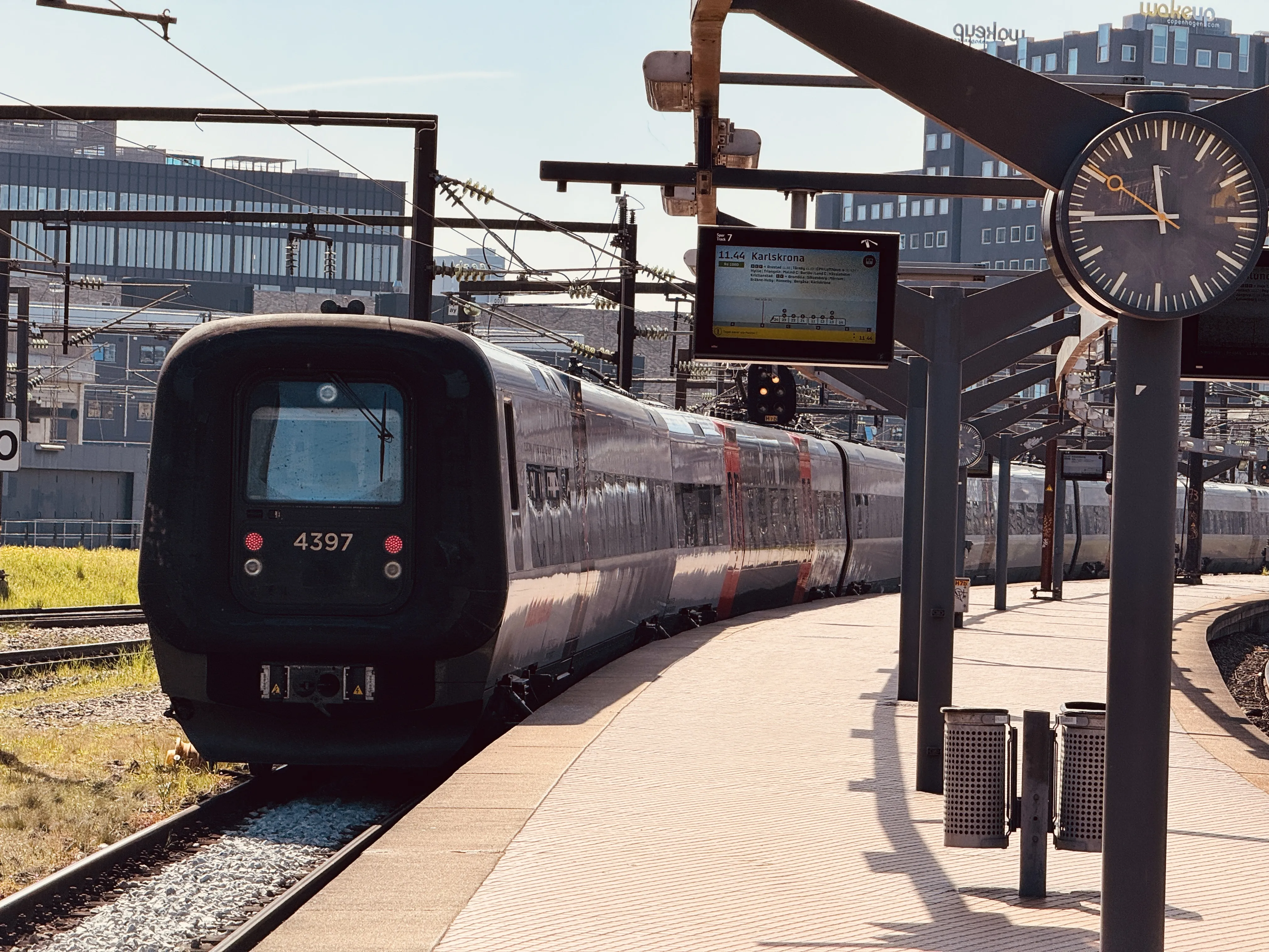 Billede af DSB ET 4397 fotograferet ud for København Hovedbanegård.