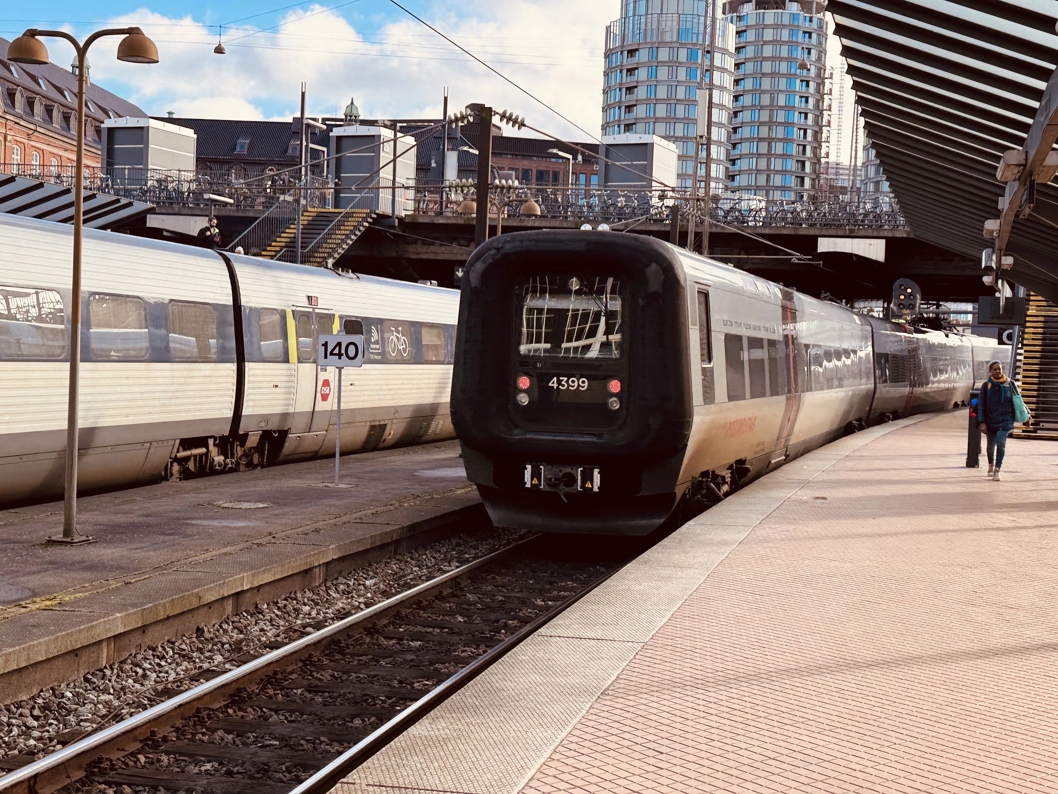 Billede af DSB ET 4399 fotograferet ud for København Hovedbanegård.