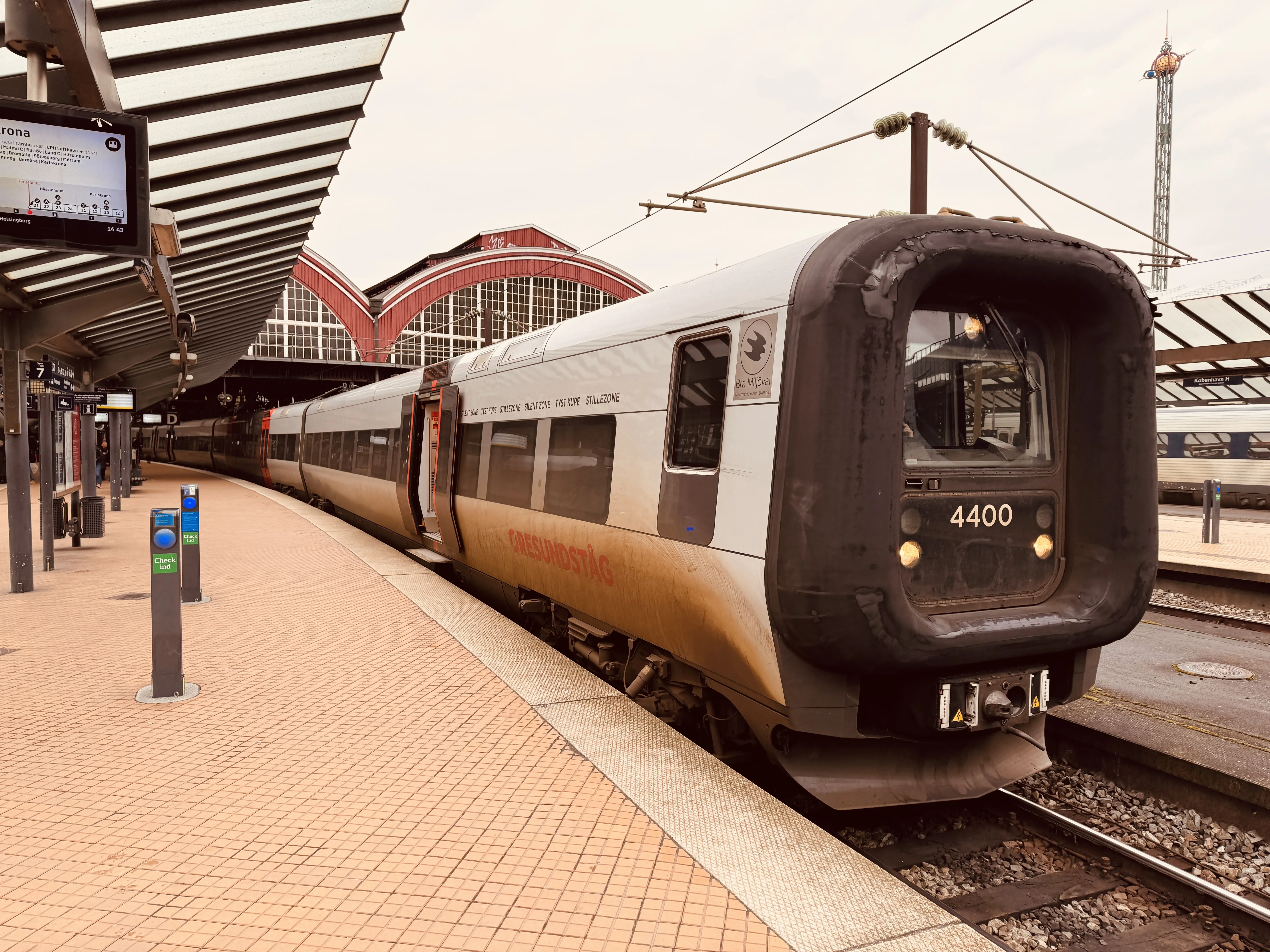 Billede af DSB ET 4400 fotograferet ud for København Hovedbanegård.