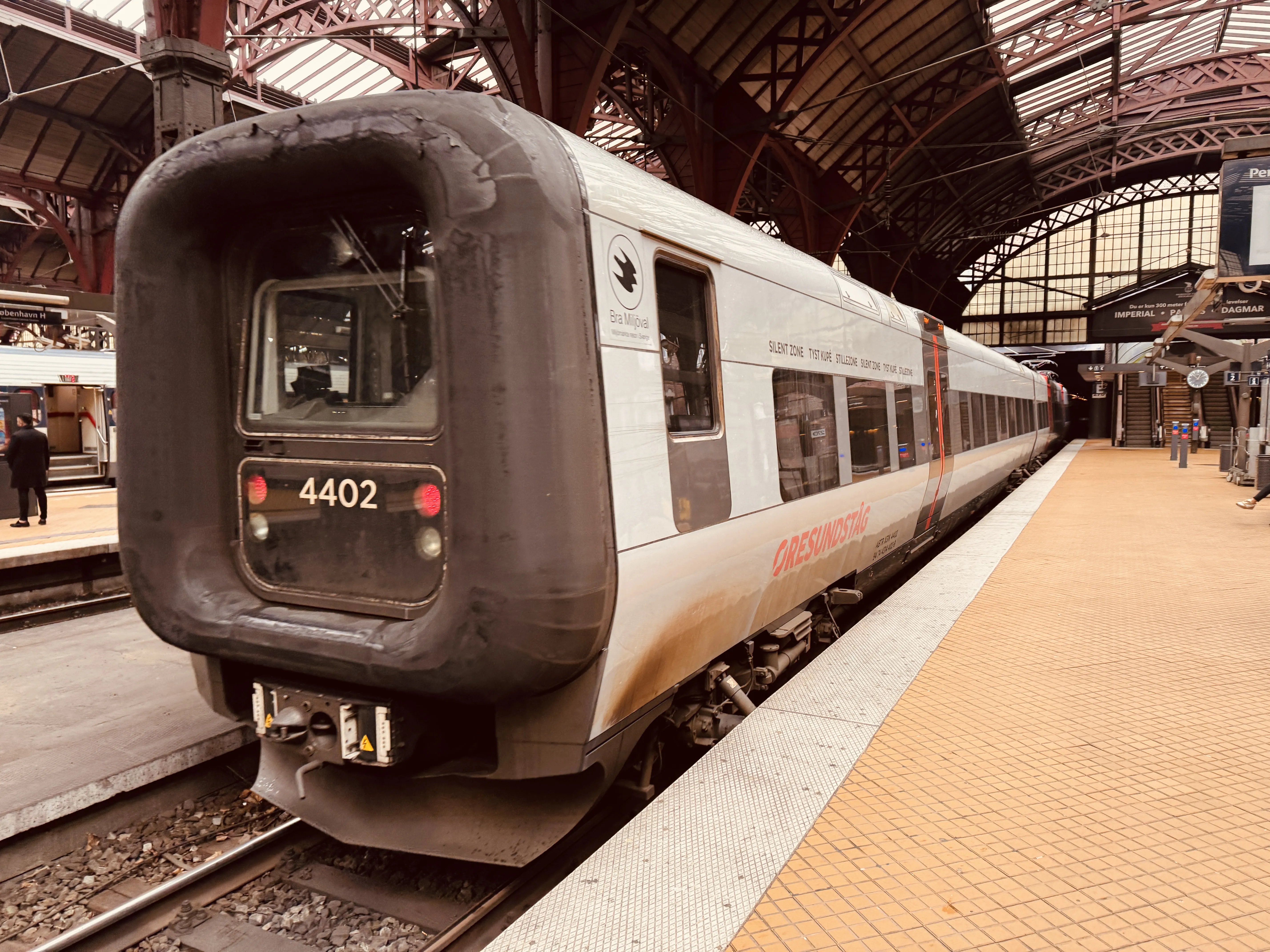 Billede af DSB ET 4402 fotograferet ud for København Hovedbanegård.