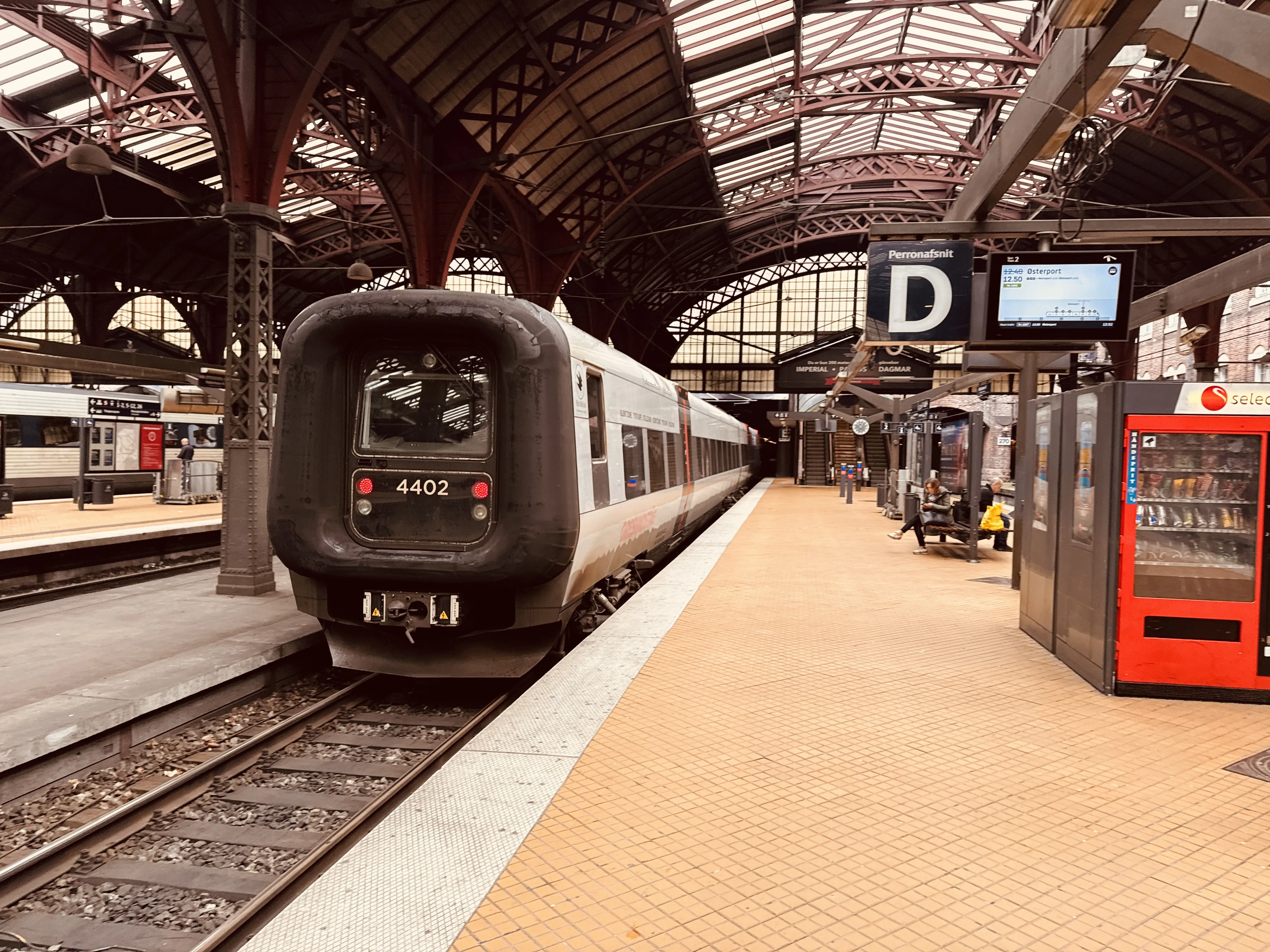 Billede af DSB ET 4402 fotograferet ud for København Hovedbanegård.