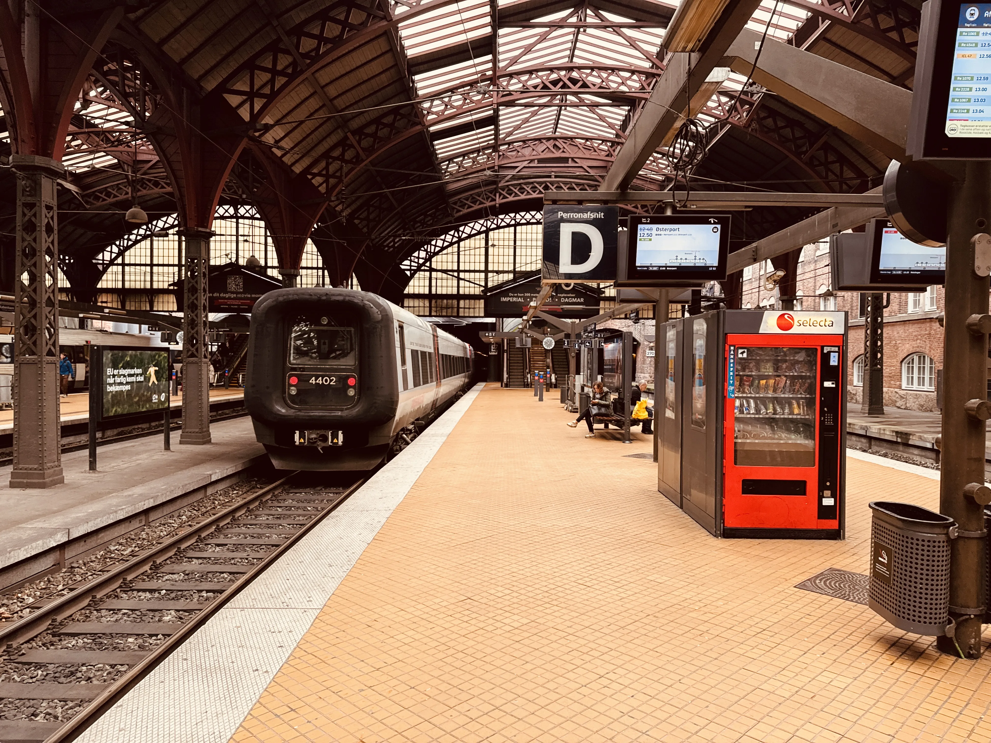 Billede af DSB ET 4402 fotograferet ud for København Hovedbanegård.