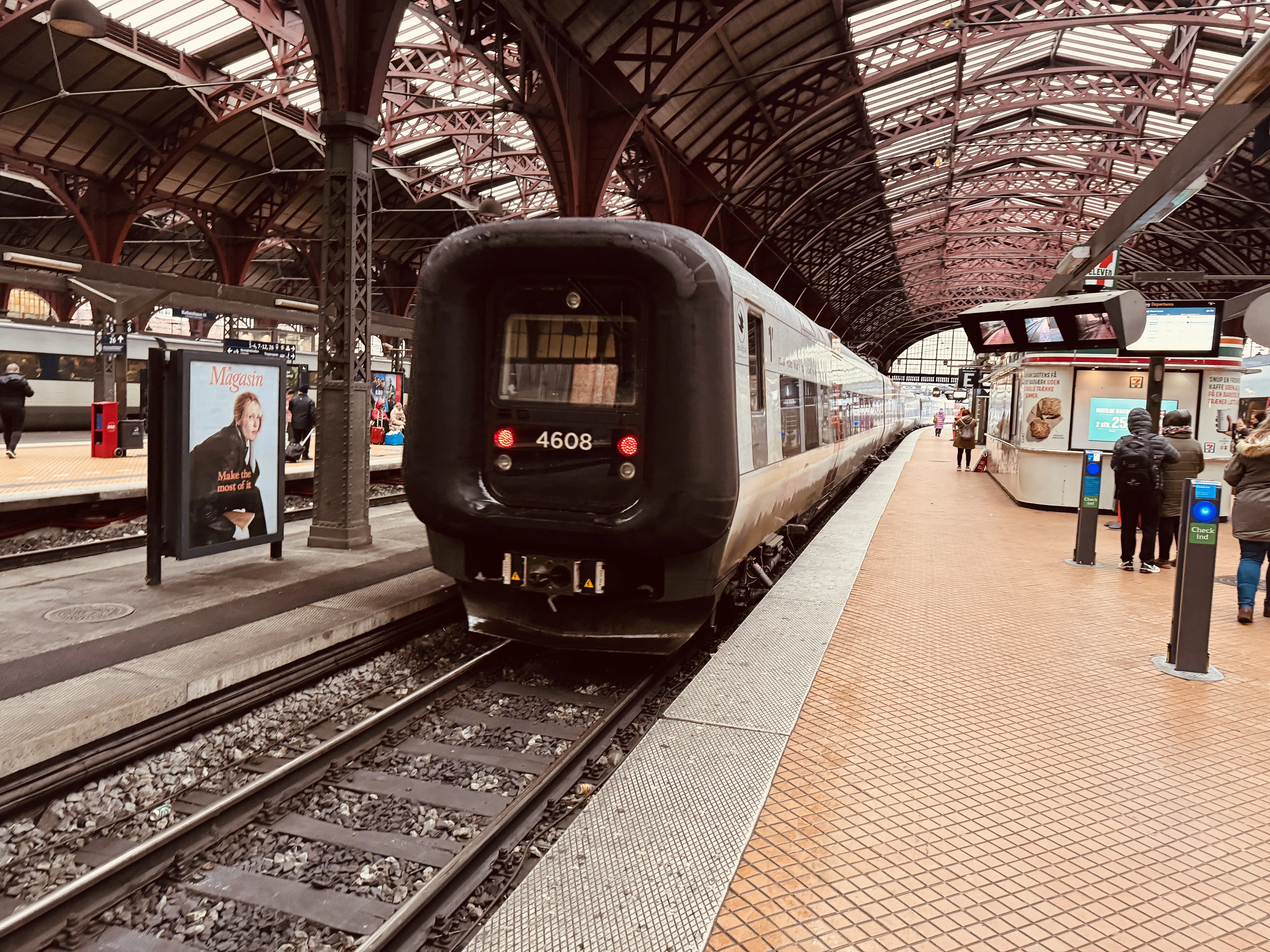 Billede af DSB ET 4408 fotograferet ud for København Hovedbanegård.