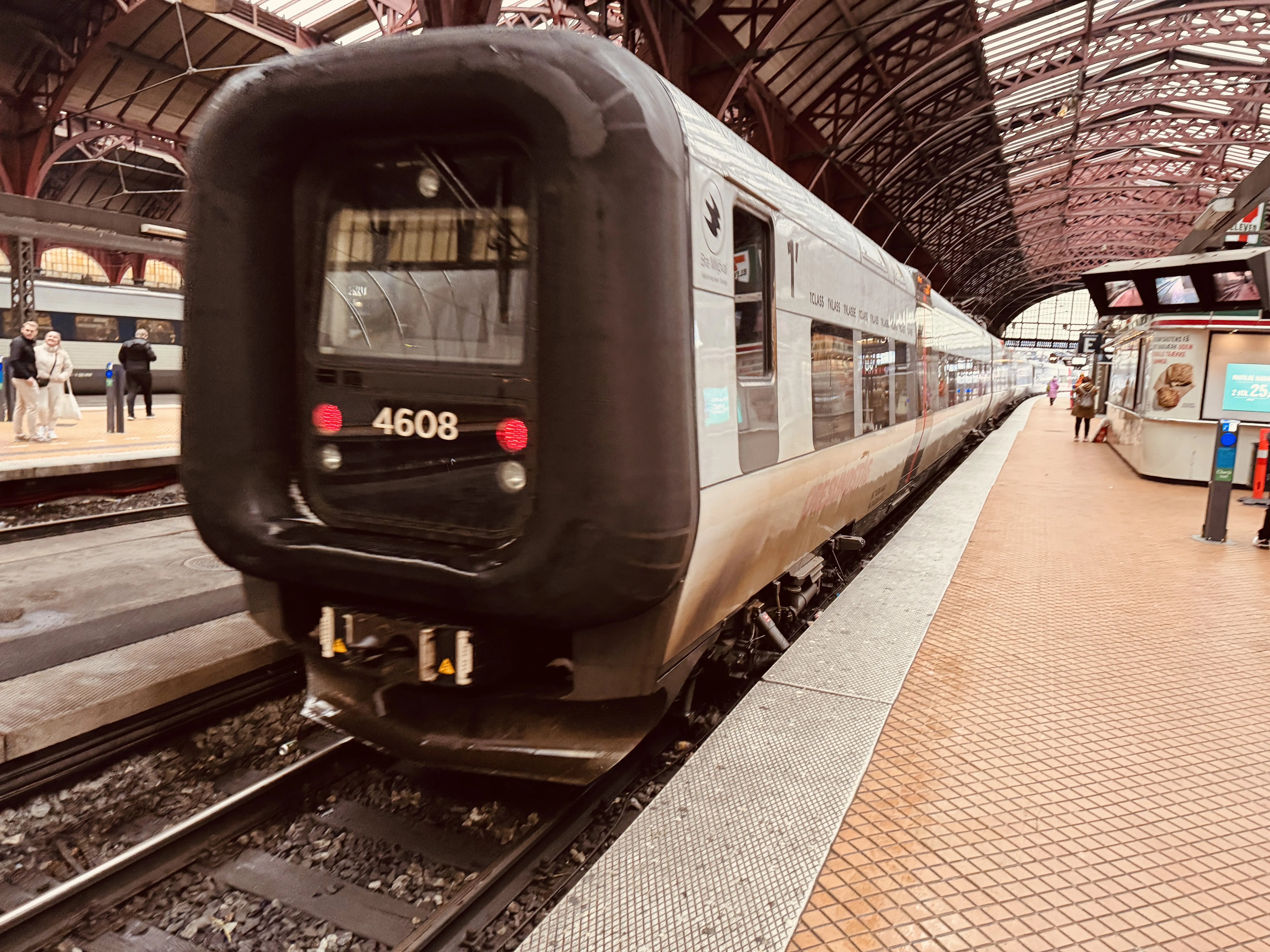 Billede af DSB ET 4408 fotograferet ud for København Hovedbanegård.