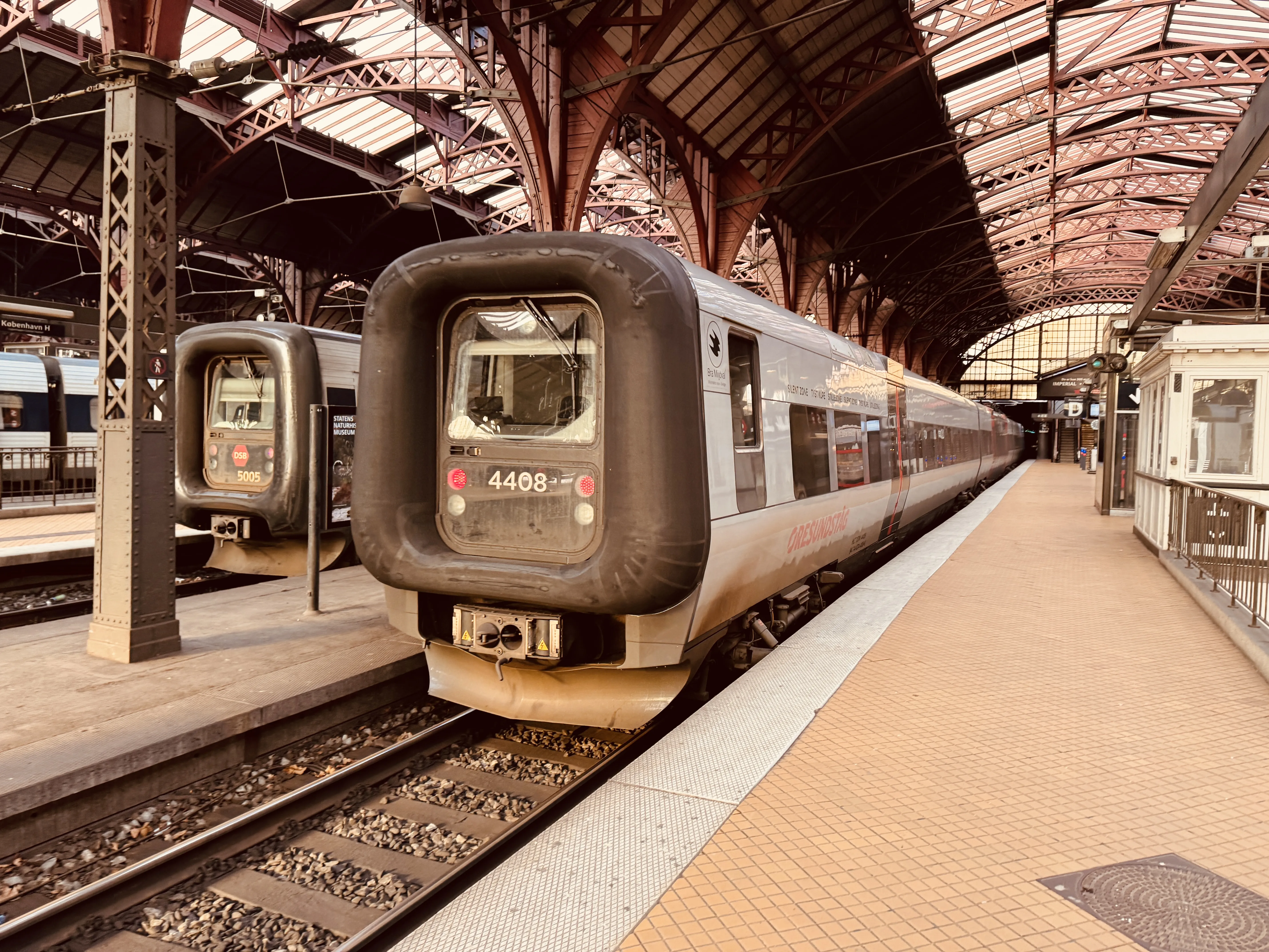 Billede af DSB ET 4408 fotograferet ud for København Hovedbanegård.