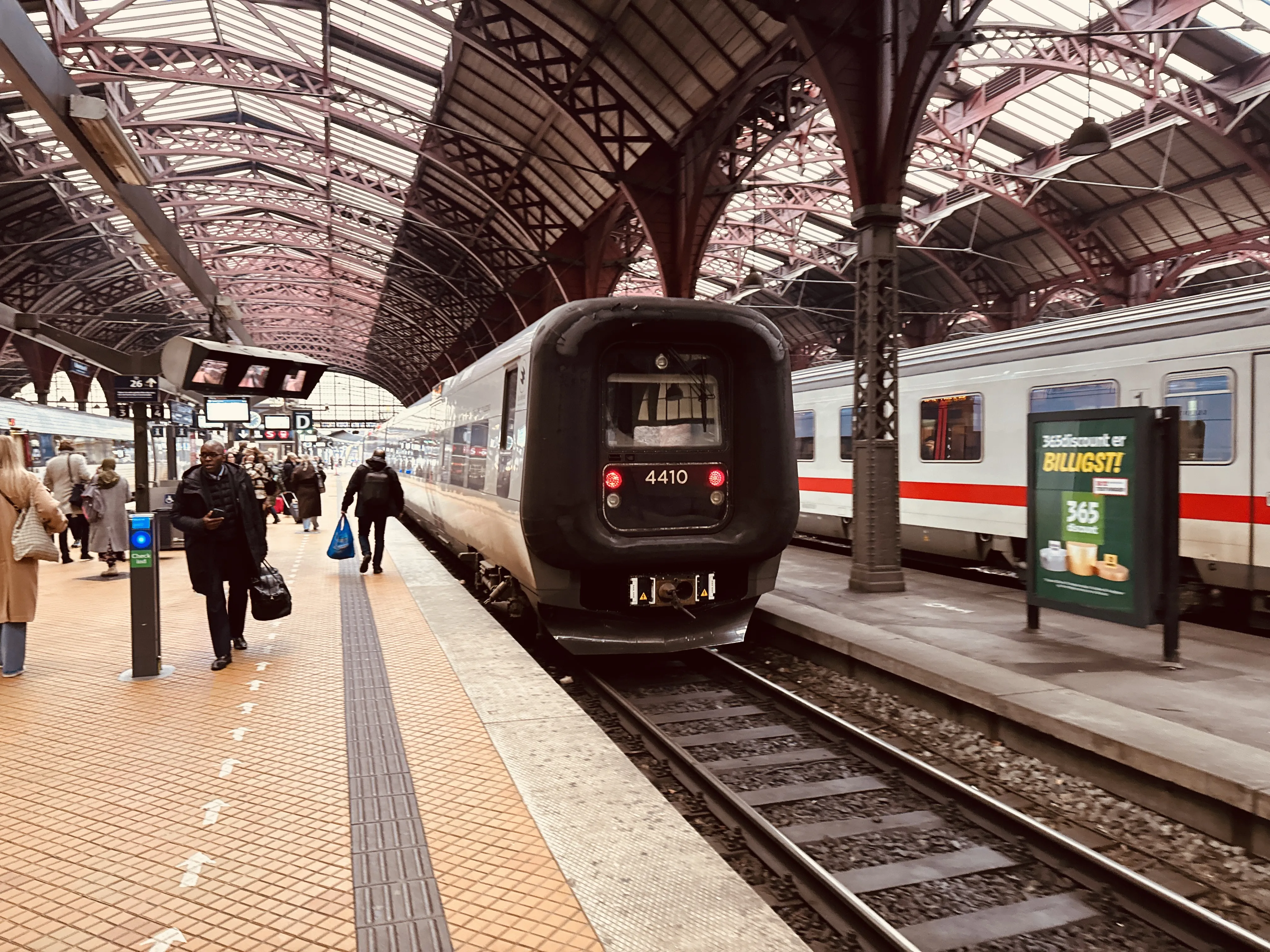 Billede af DSB ET 4410 fotograferet ud for København Hovedbanegård.