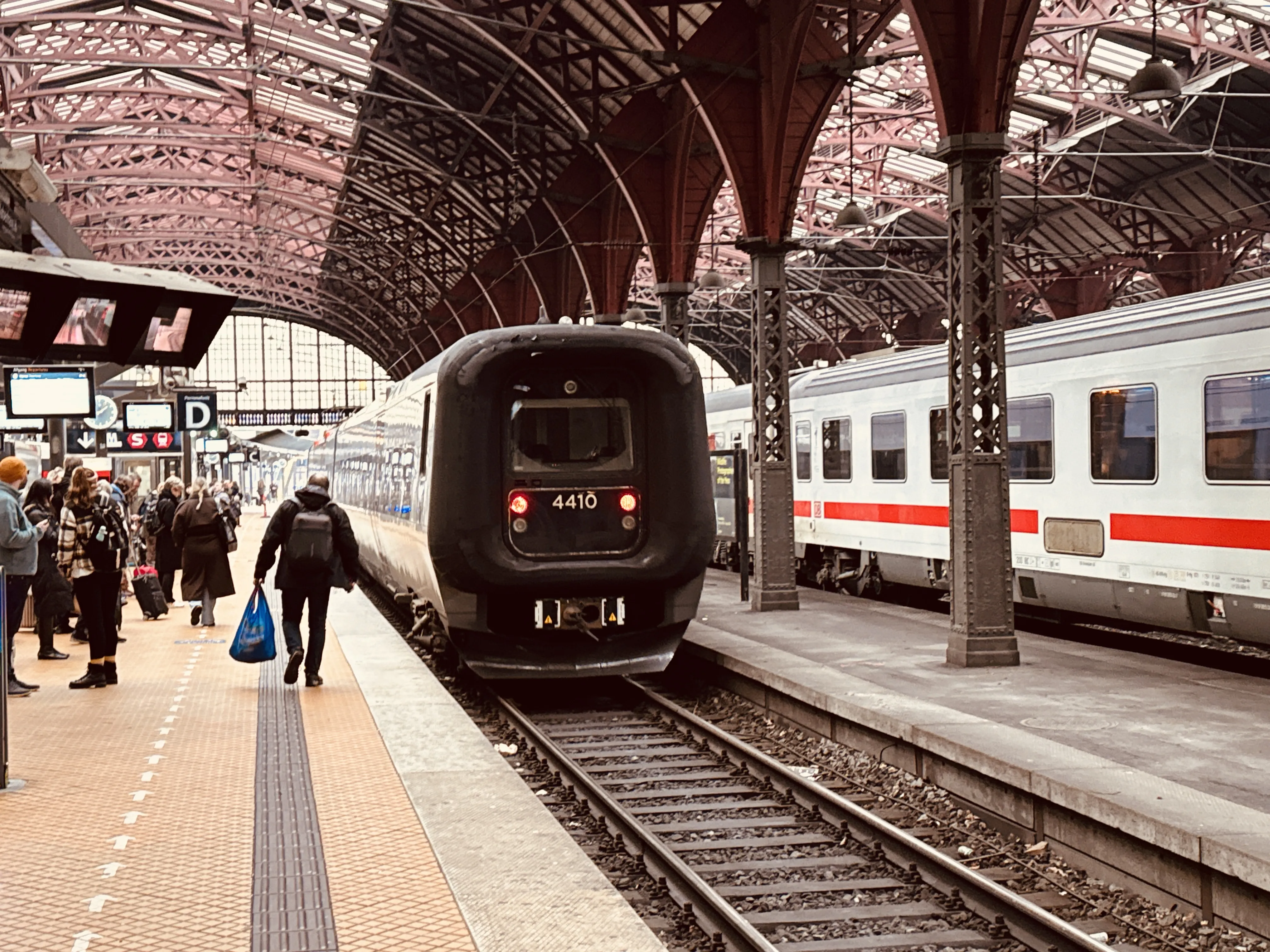 Billede af DSB ET 4410 fotograferet ud for København Hovedbanegård.