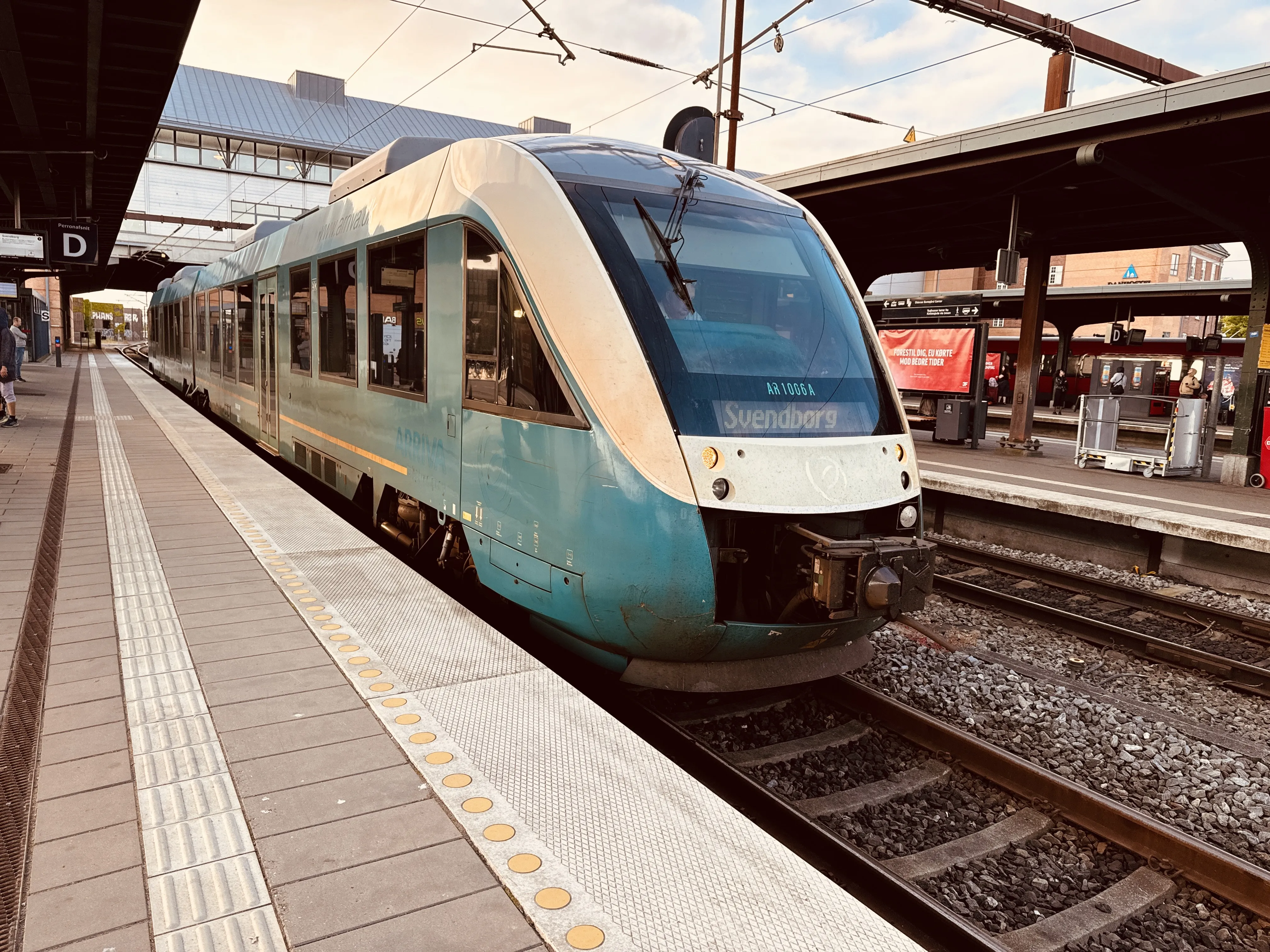 Billede af ARRIVA AR 1006 fotograferet ud for Odense Banegård Center.