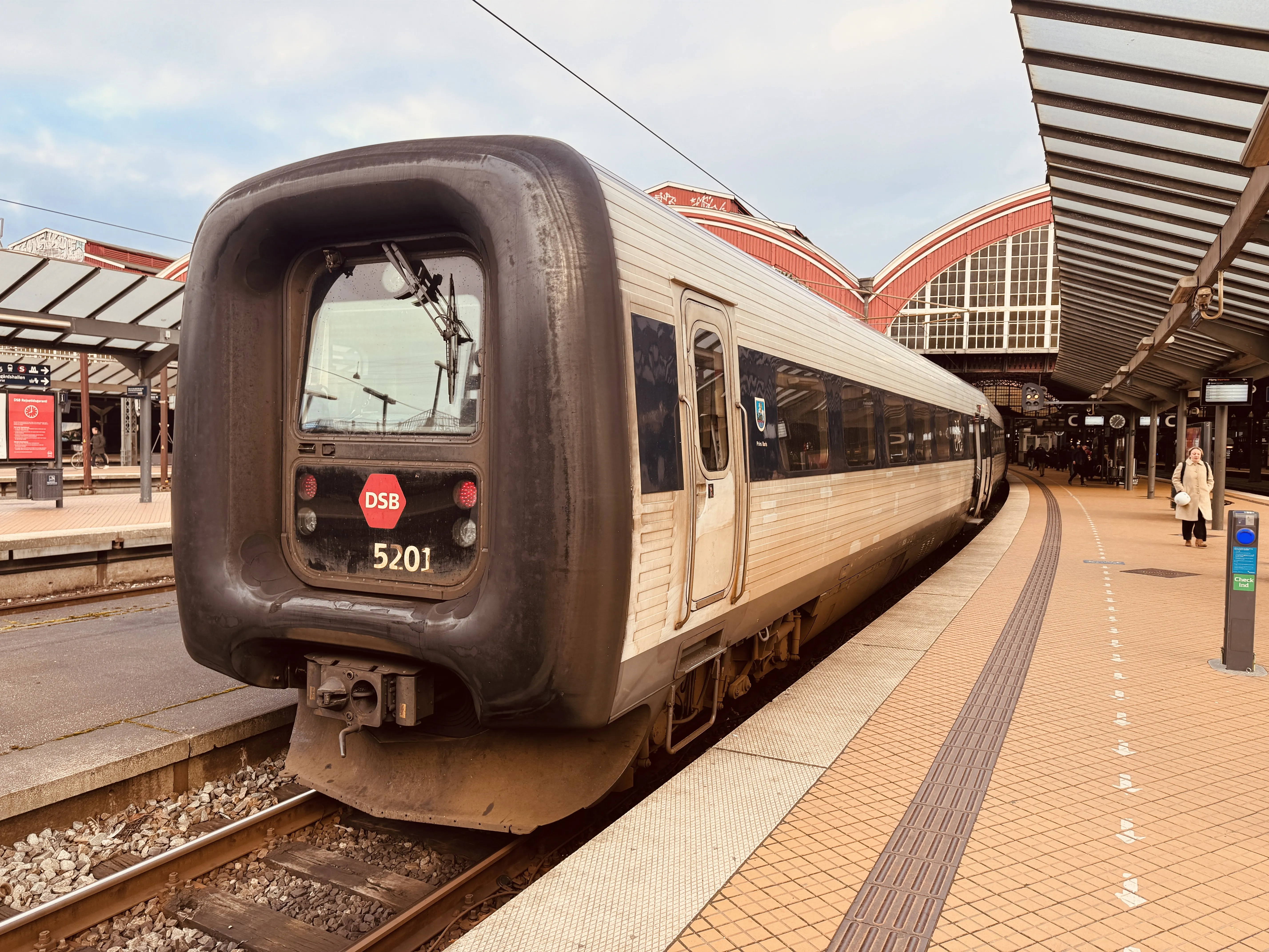 Billede af DSB MF 5001 fotograferet ud for København Hovedbanegård.