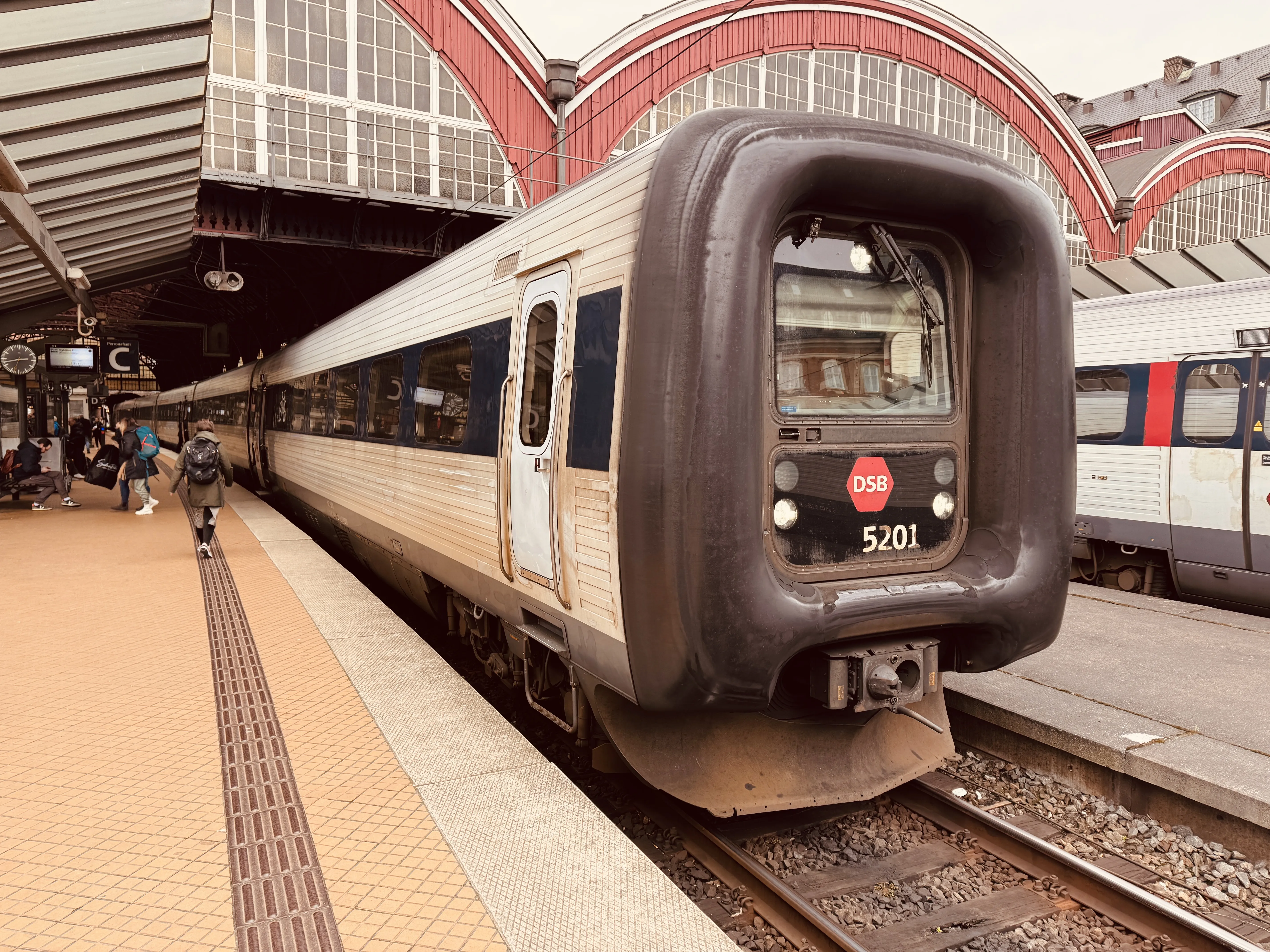 Billede af DSB MF 5001 fotograferet ud for København Hovedbanegård.