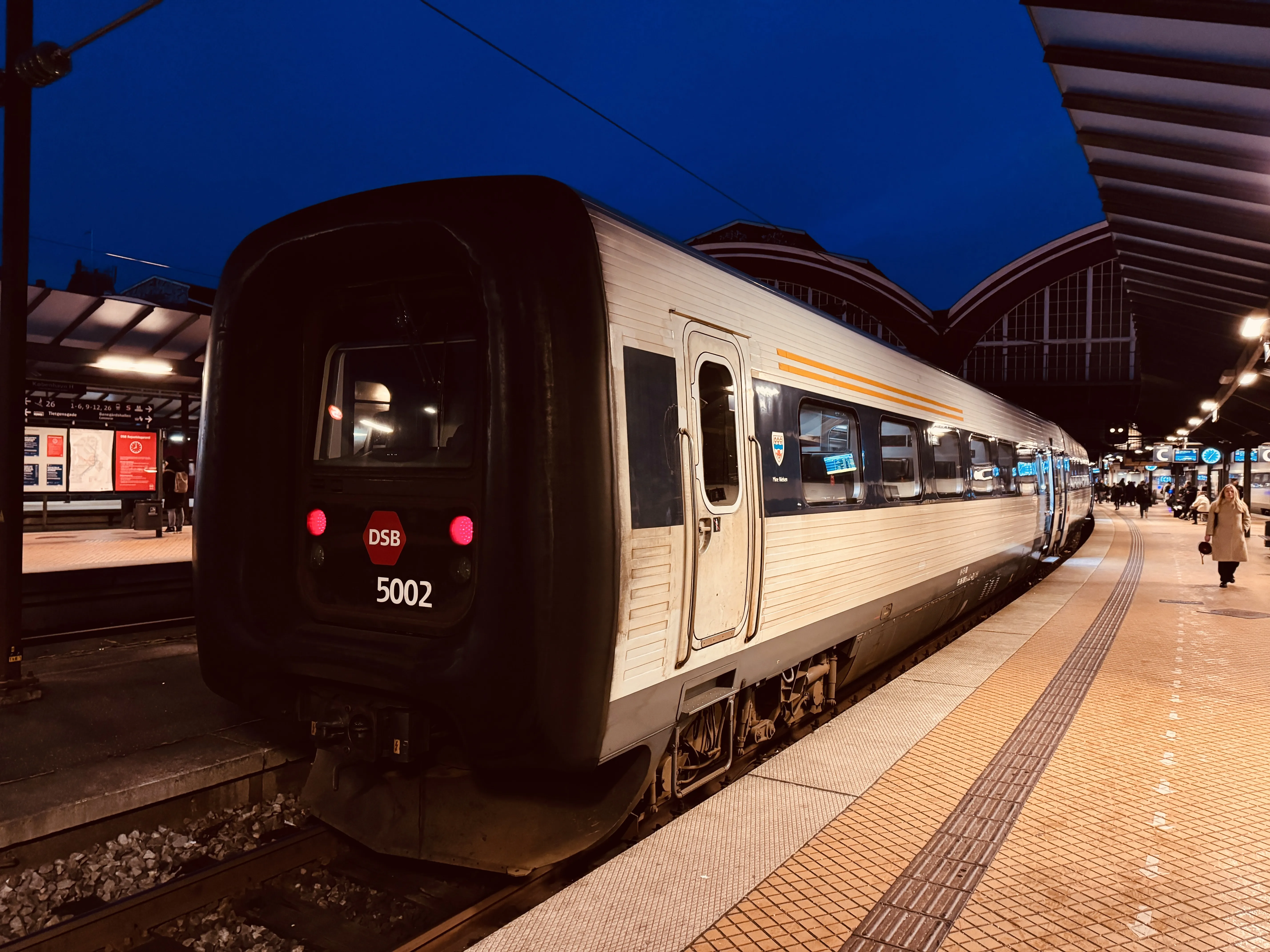 Billede af DSB MF 5002 fotograferet ud for København Hovedbanegård.