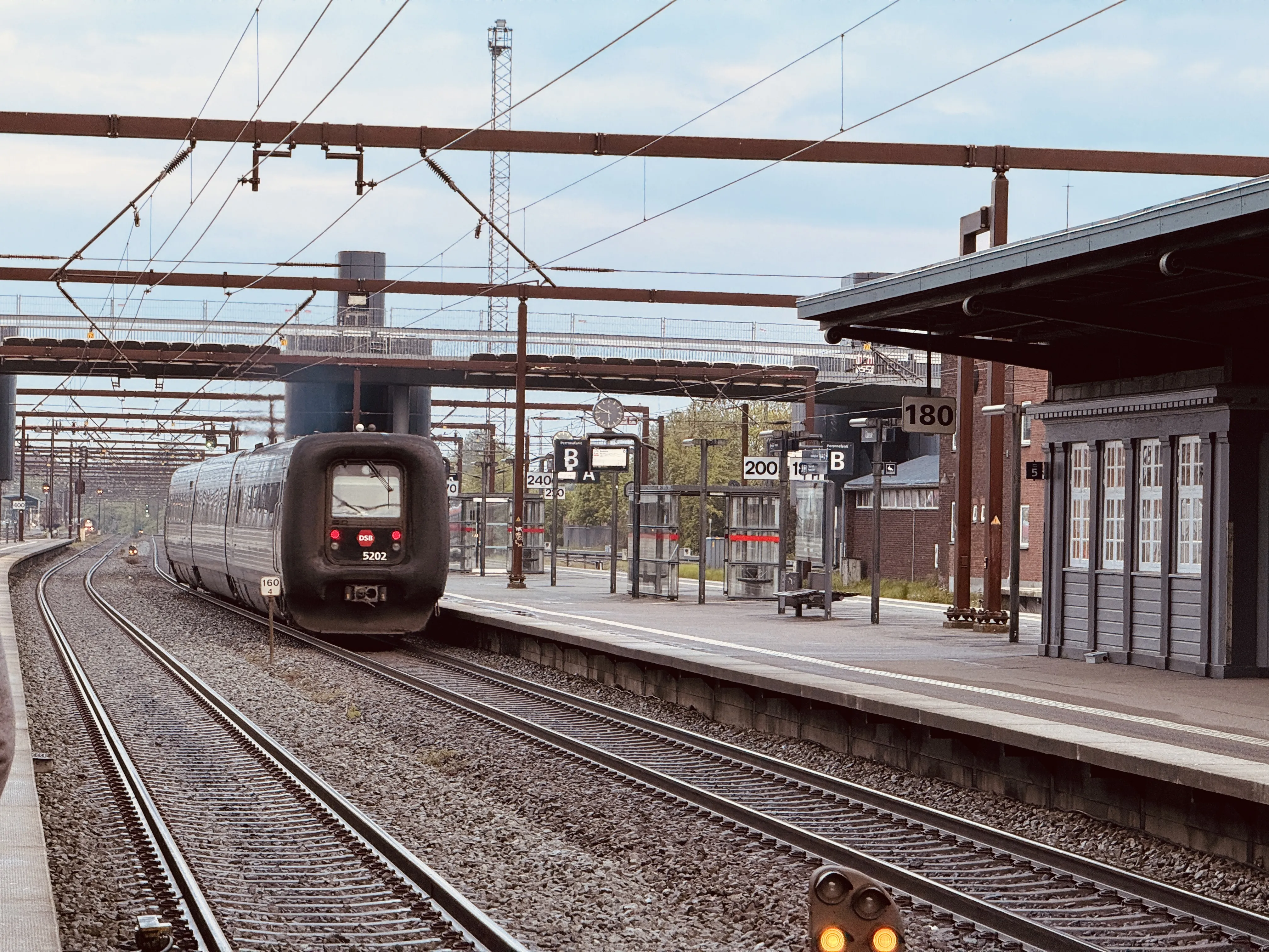 Billede af DSB MF 5002 fotograferet ud for Odense Banegård Center.