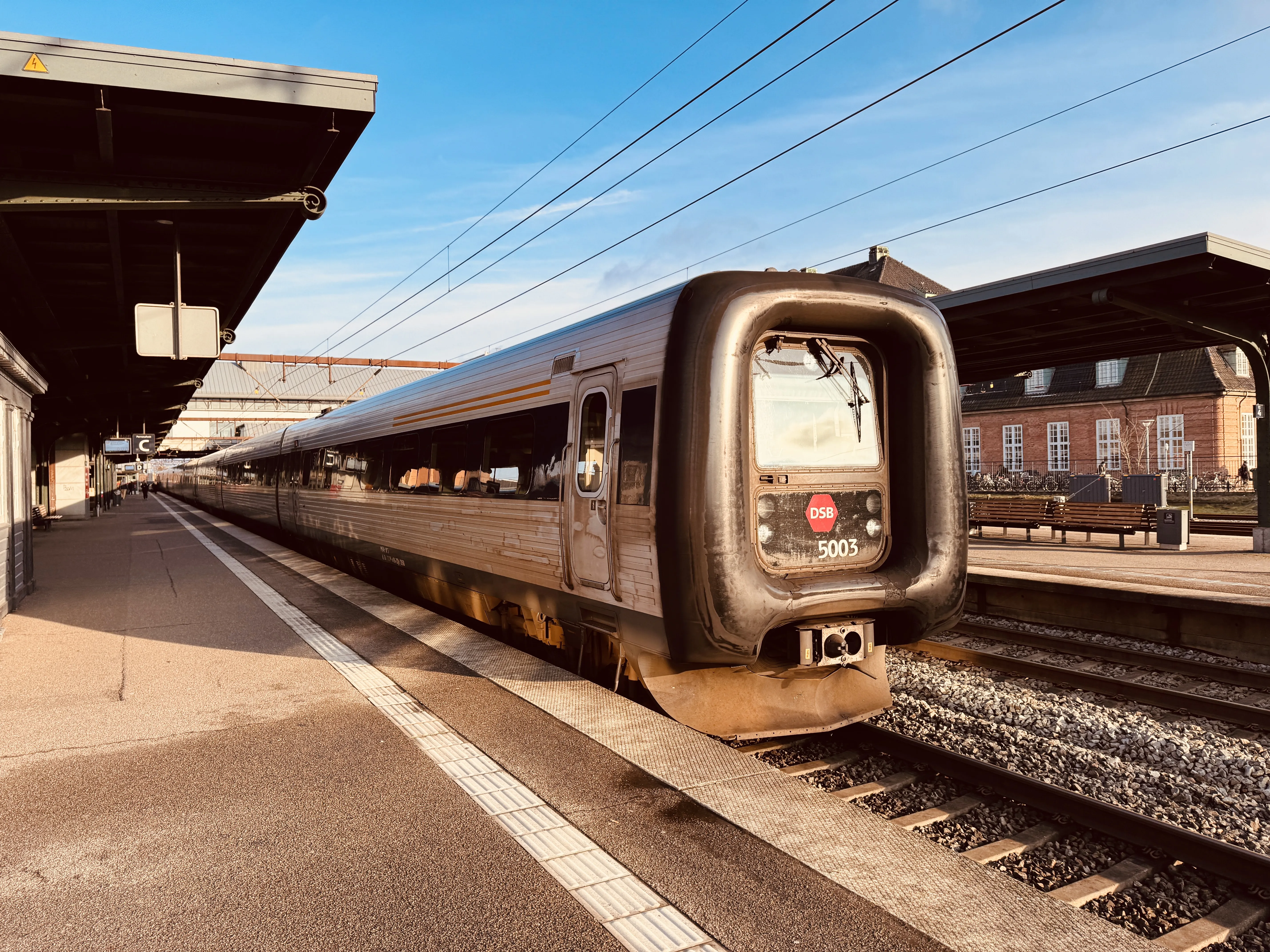 Billede af DSB MF 5003 fotograferet ud for Odense Banegård Center.