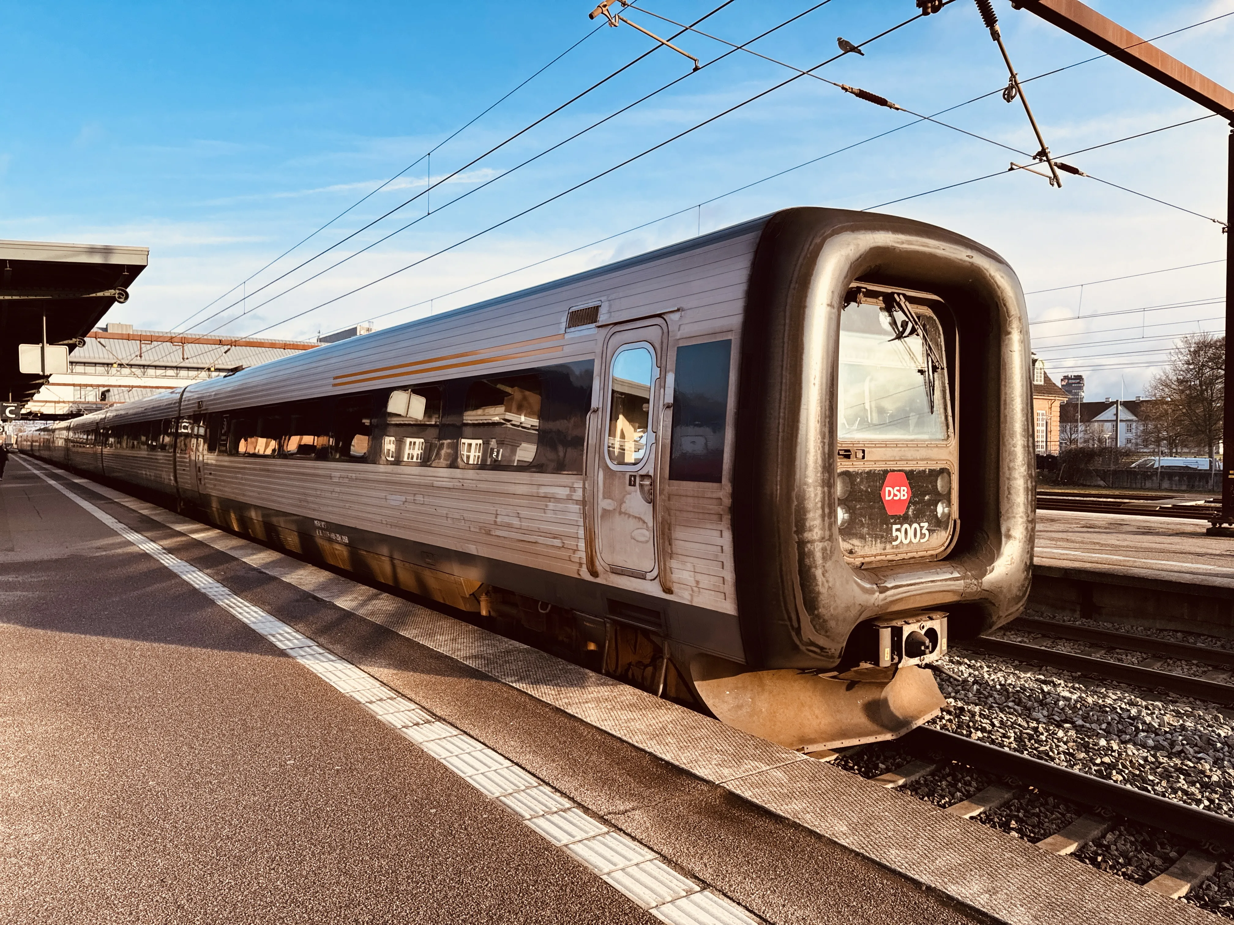 Billede af DSB MF 5003 fotograferet ud for Odense Banegård Center.