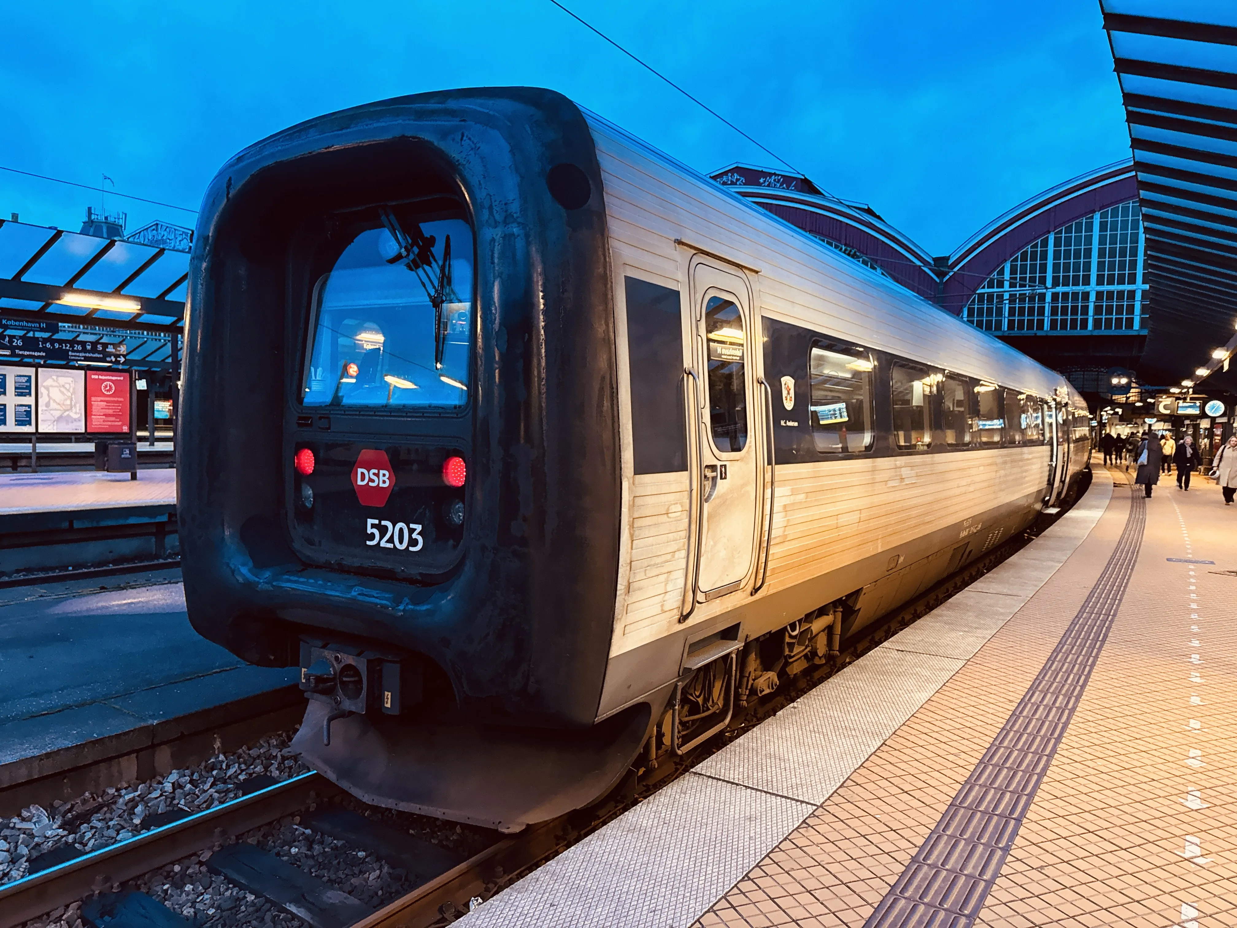 Billede af DSB MF 5003 fotograferet ud for København Hovedbanegård.