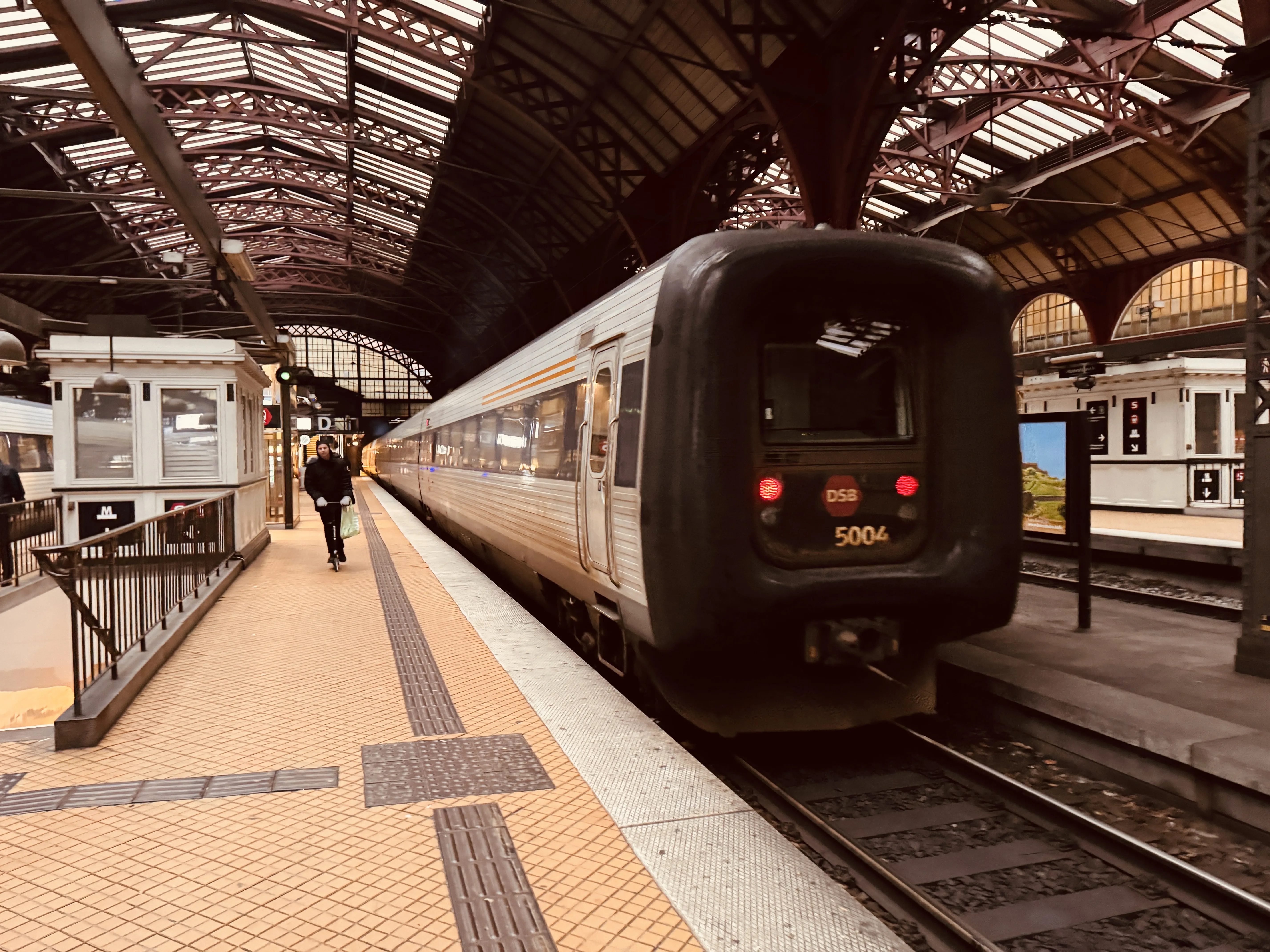 Billede af DSB MF 5004 fotograferet ud for København Hovedbanegård.