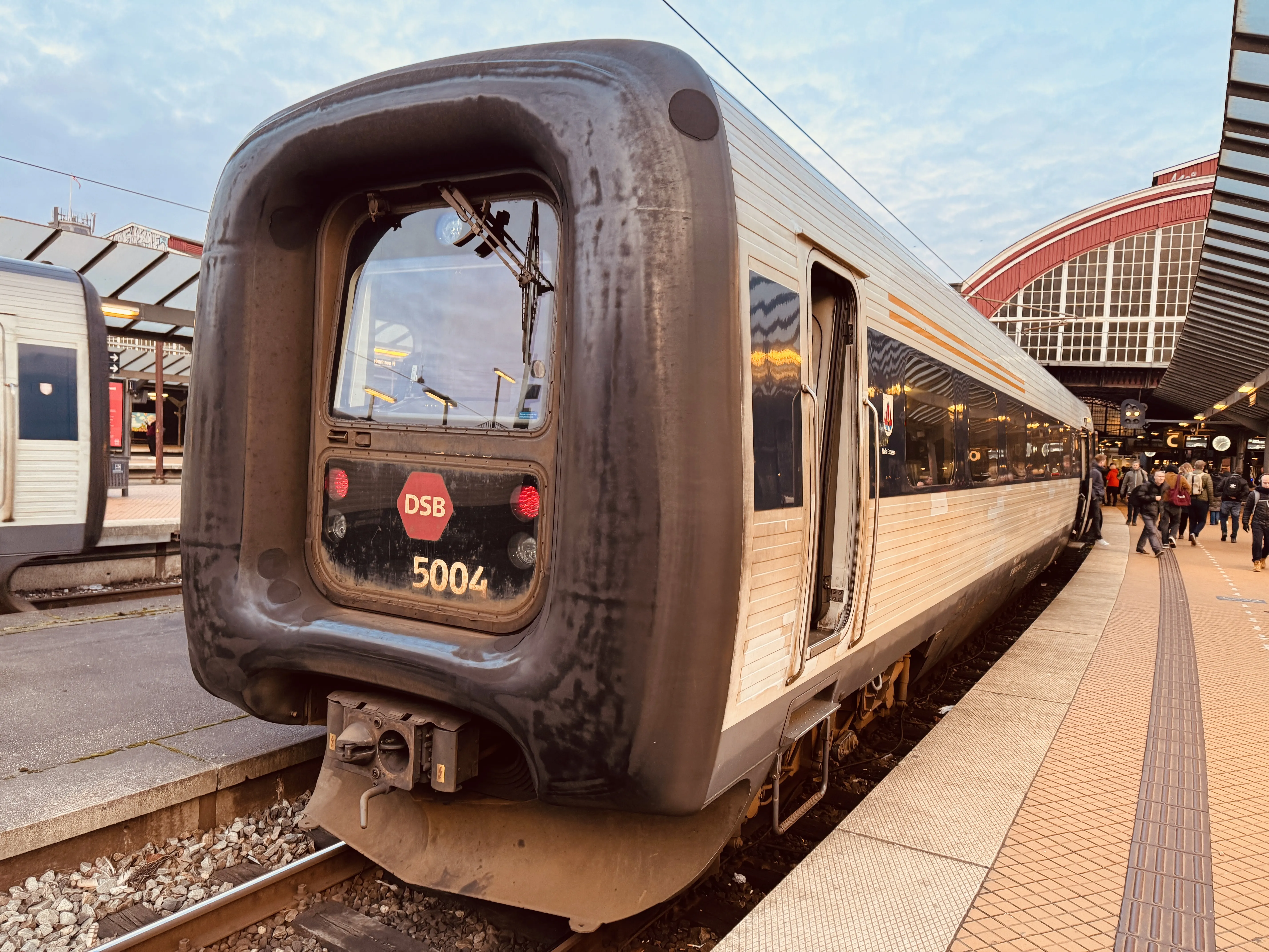 Billede af DSB MF 5004 fotograferet ud for København Hovedbanegård.