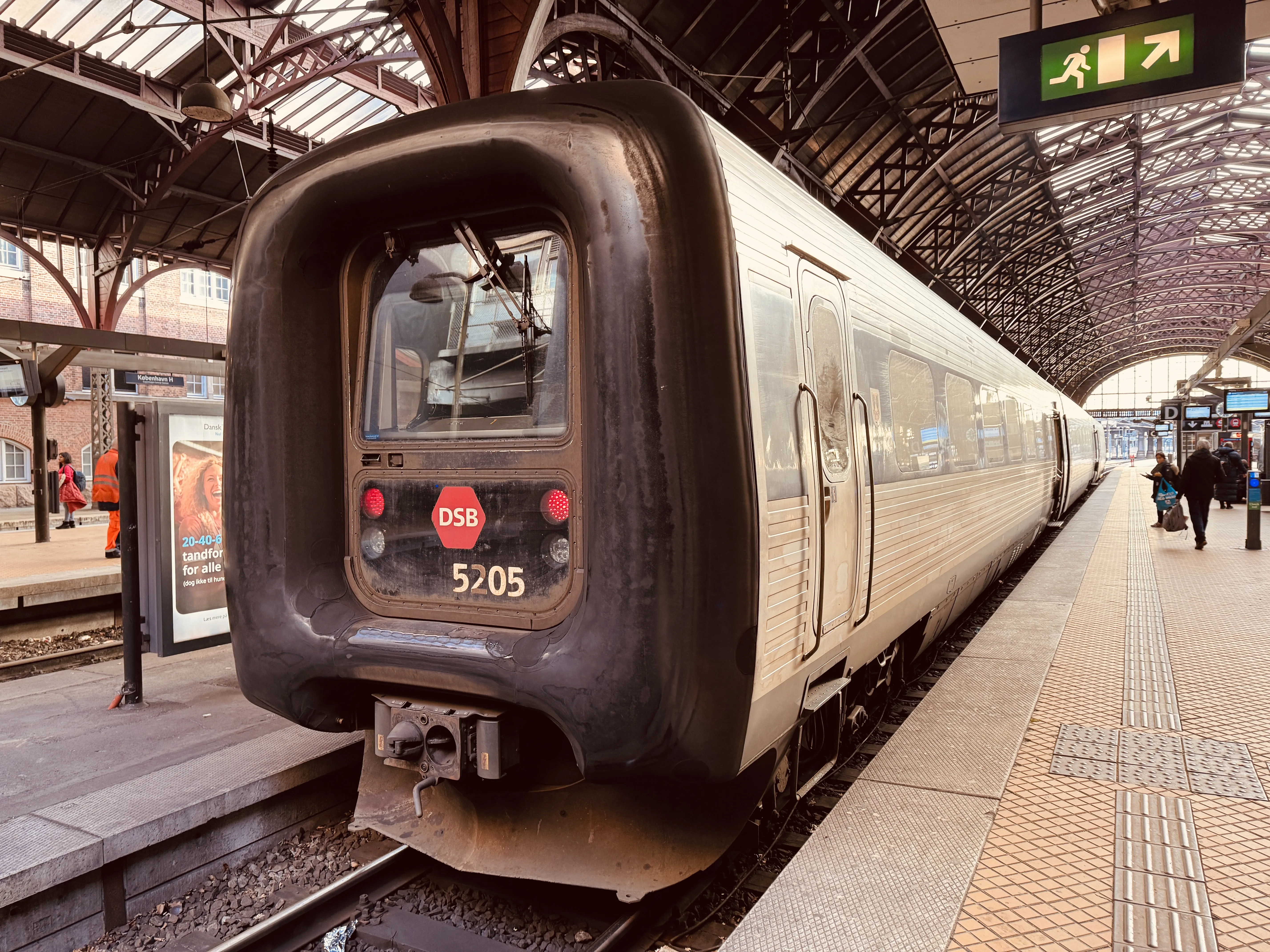 Billede af DSB MF 5005 fotograferet ud for København Hovedbanegård.