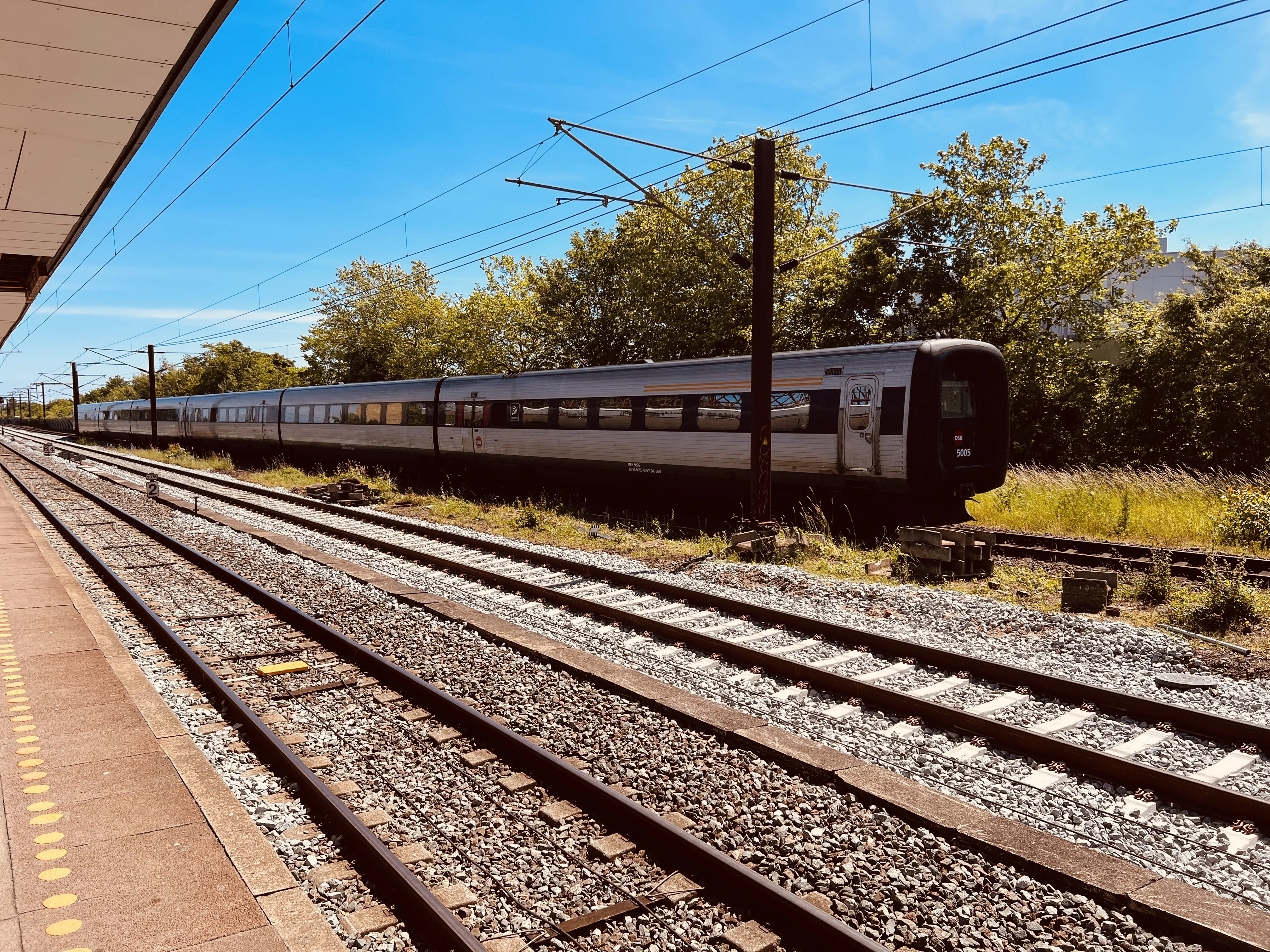 Billede af DSB MF 5005 fotograferet ud for Taastrup S-togstrinbræt.
