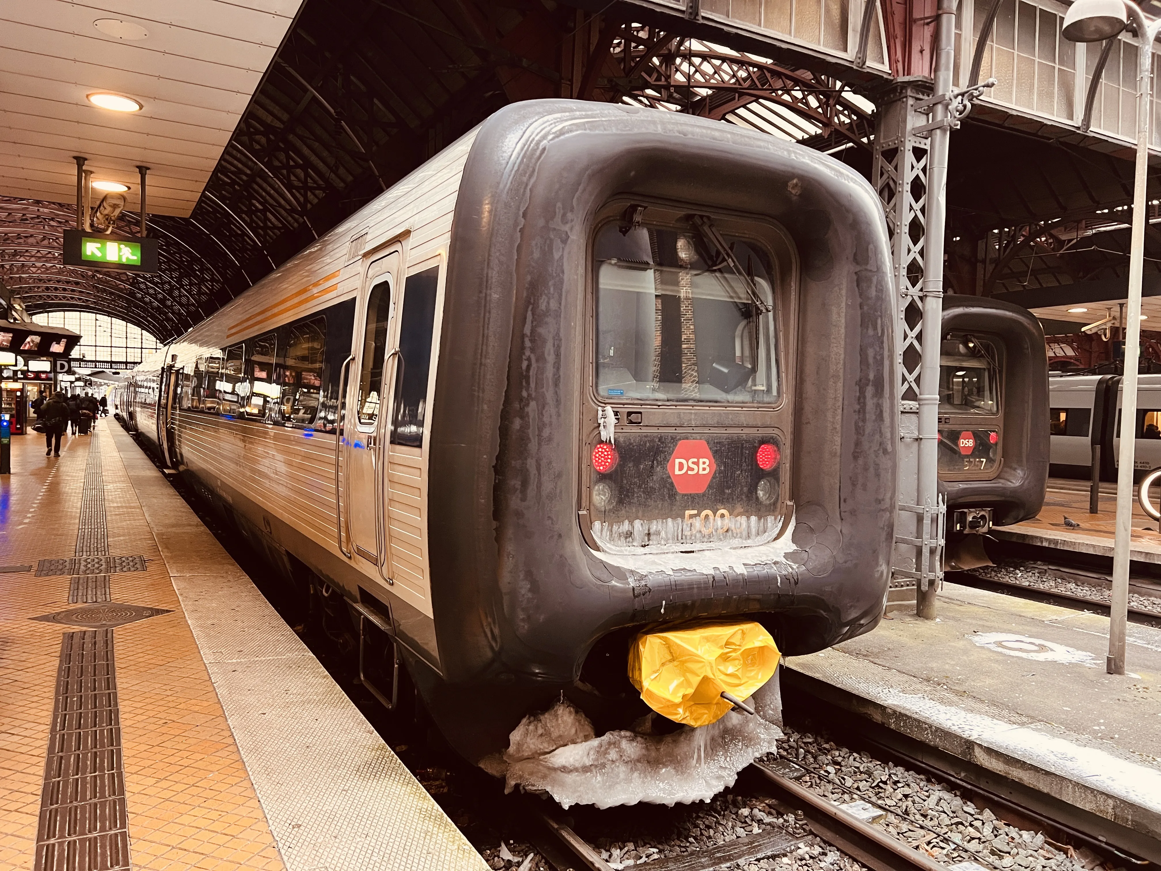 Billede af DSB MF 5006 fotograferet ud for København Hovedbanegård.