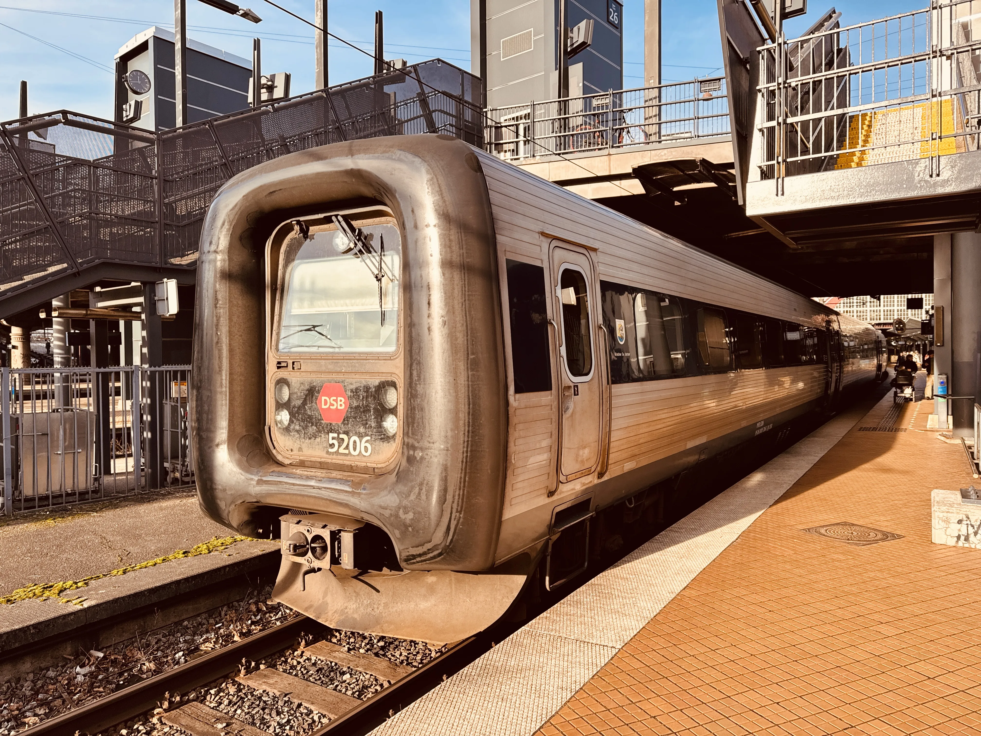 Billede af DSB MF 5006 fotograferet ud for København Hovedbanegård.