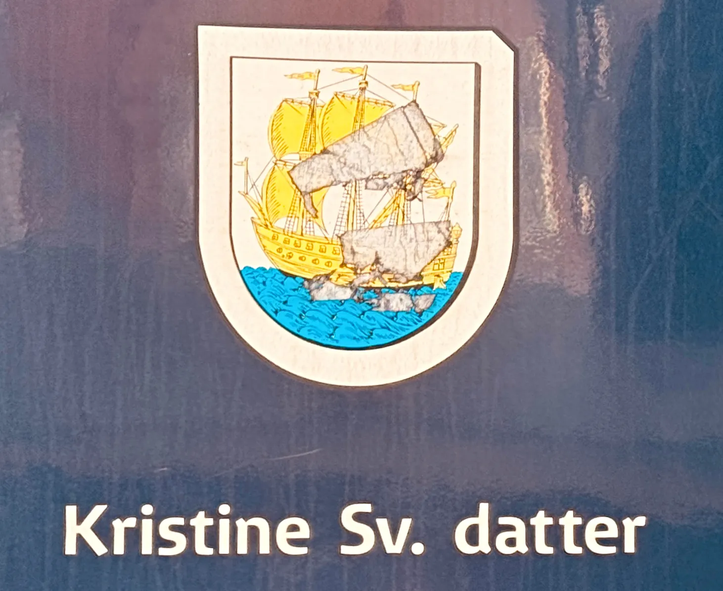 Billede af Tønders byvåben og navngivet "Kristine Svendsdatter" på siden af DSB MF 5006 fotograferet ud for København Hovedbanegård. Kniplersken Kirsten eller Kristine Svendsdatter fandt det første af Guldhornene ved Gallehus, derfor er der i udsmykningen referencer hertil.