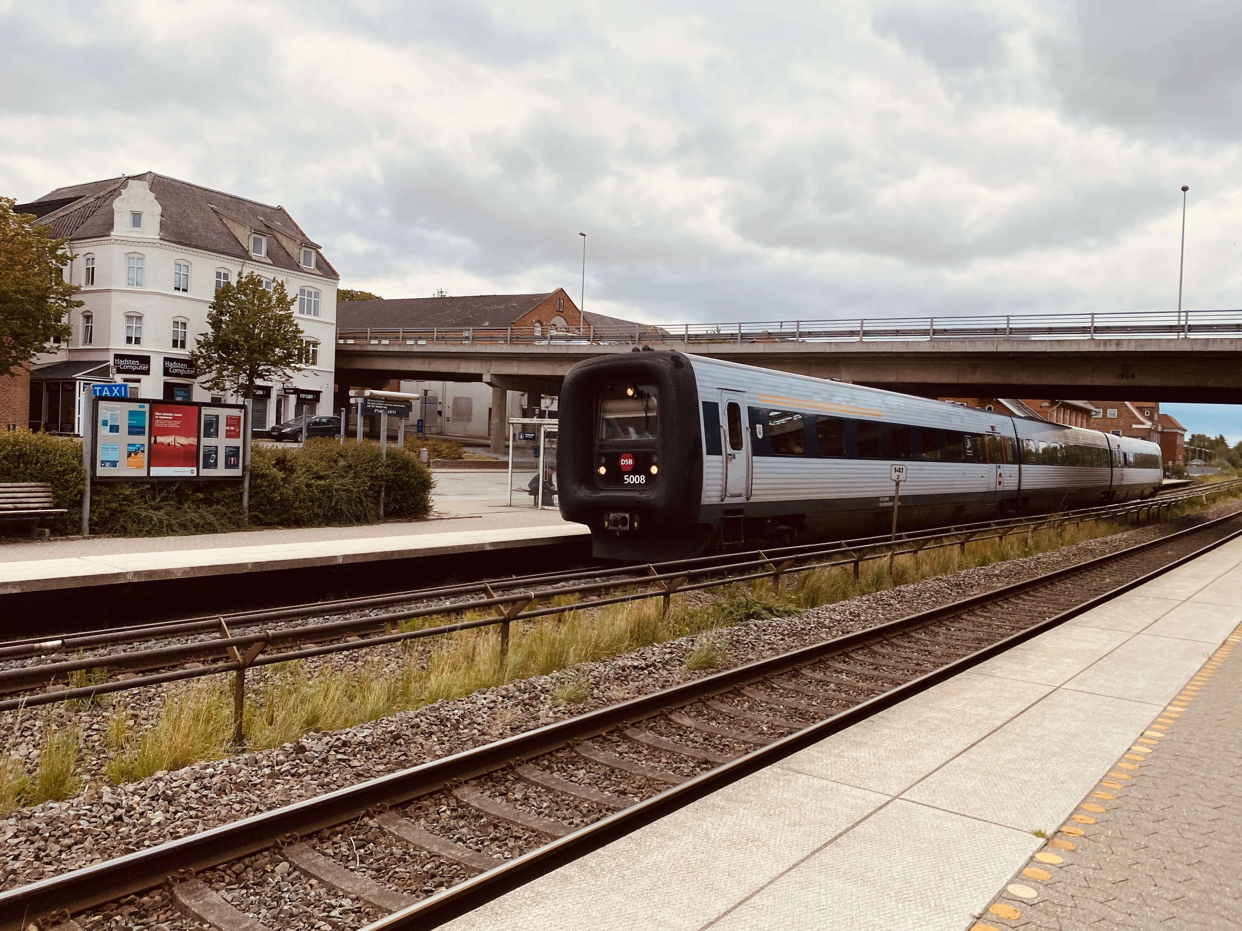 Billede af DSB MF 5008 fotograferet ud for Hadsten Station.