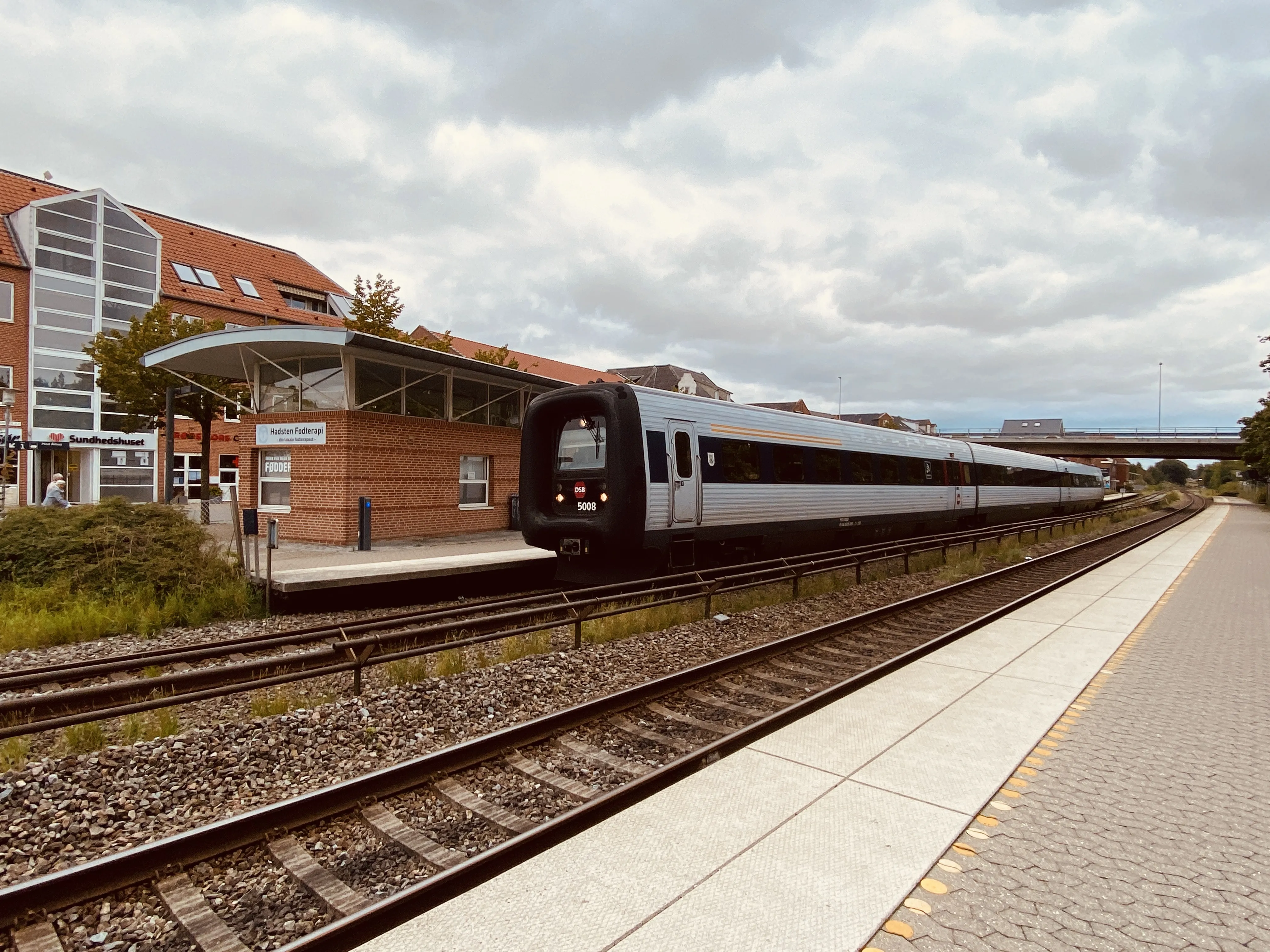 Billede af DSB MF 5008 fotograferet ud for Hadsten Station.