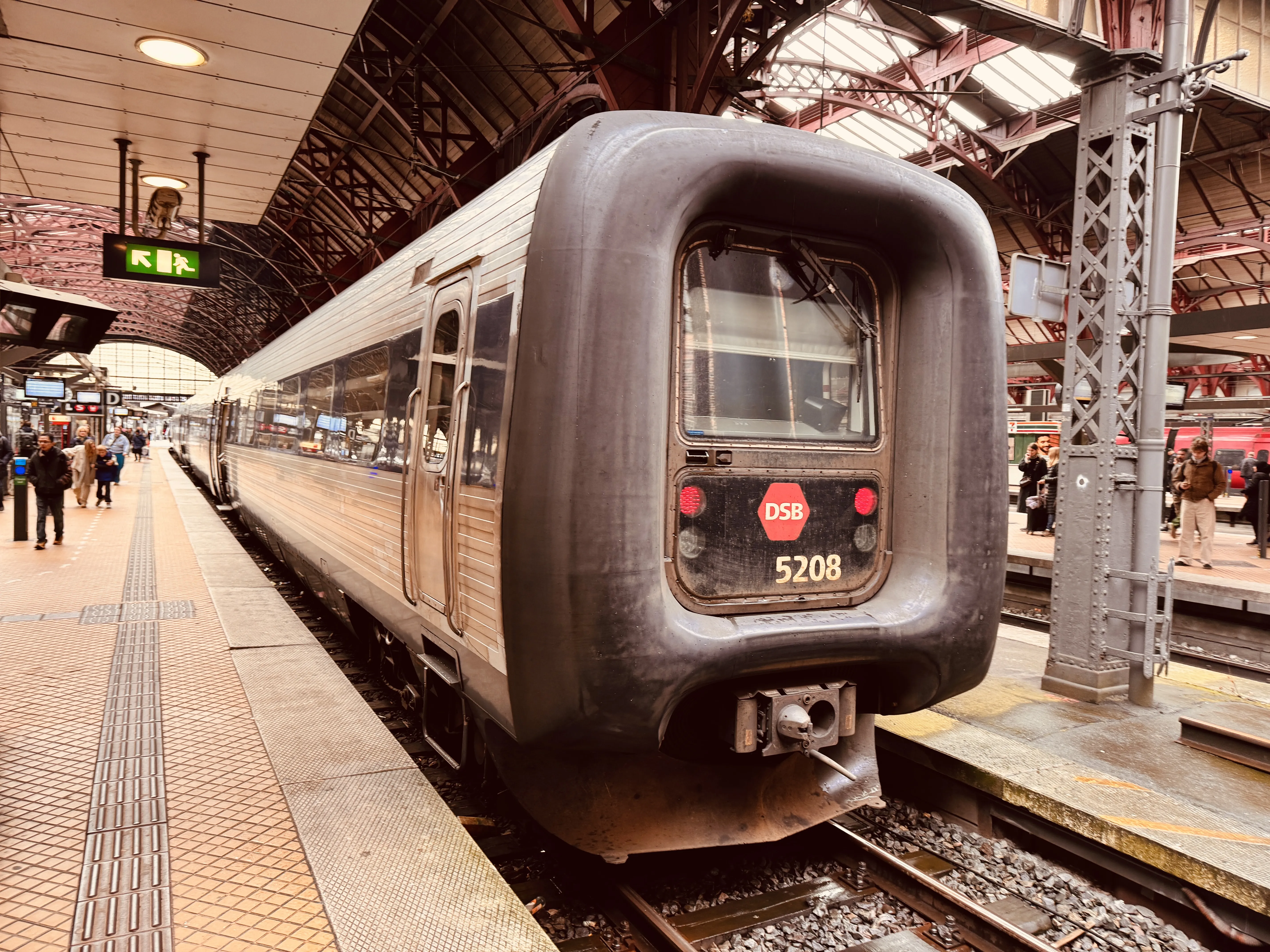 Billede af DSB MF 5008 fotograferet ud for København Hovedbanegård.