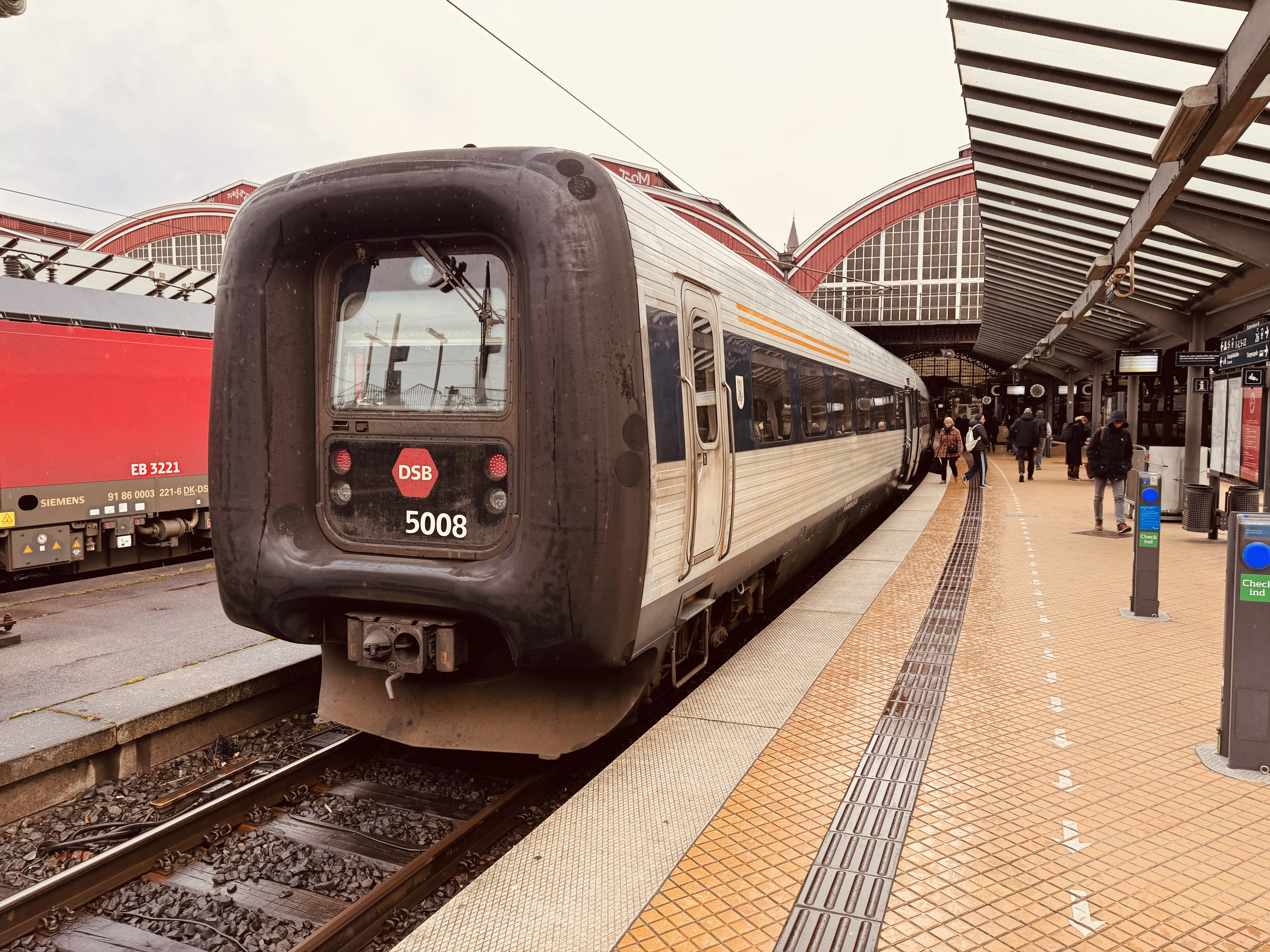 Billede af DSB MF 5008 fotograferet ud for København Hovedbanegård.